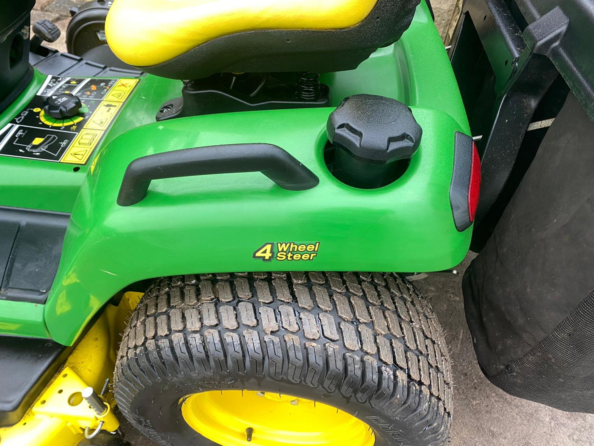 EX DEMO,JOHN DEERE X584 RIDE ON LAWN MOWER WITH COLLECTOR DOM 16,10,2018 ARRIVED IN THE UK IN 2019 - Image 2 of 11