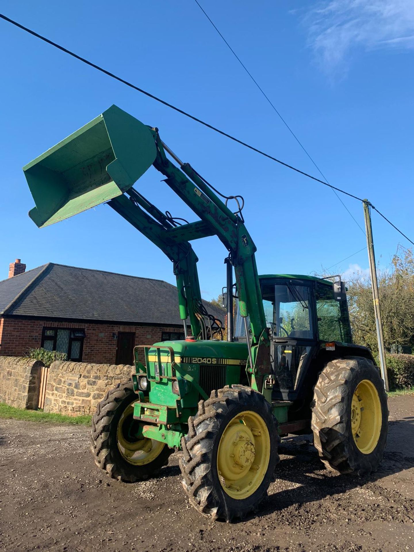 JOHN DEERE 2040S TRACTOR, C/W LOADER AND BUCKET, RUNS, DRIVES AND DIGS *PLUS VAT* - Image 4 of 5