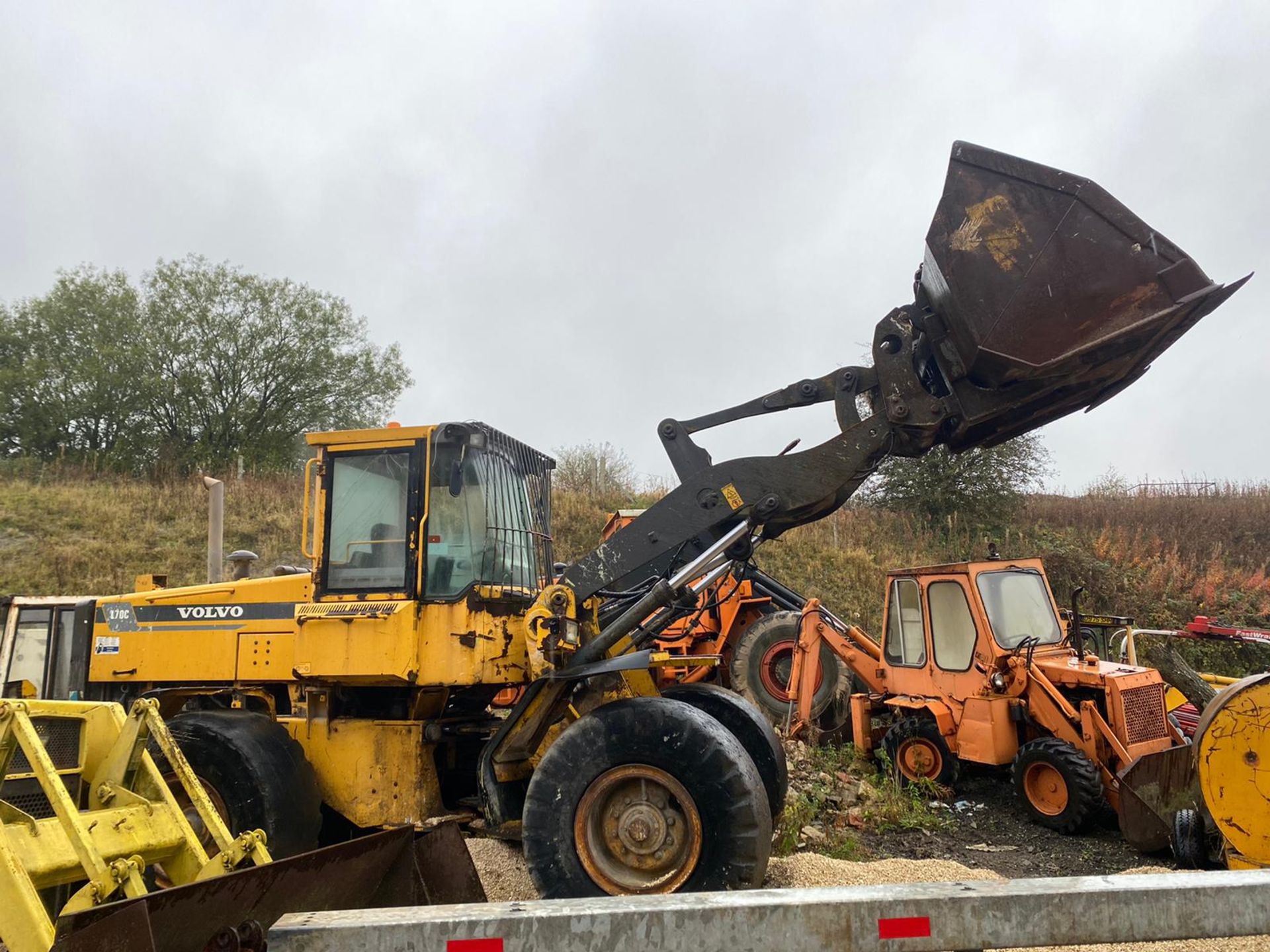 VOLVO L70C LOADING SHOVEL, RUNS AND LIFTS, BUT NO DASH LIGHTS SO FORWARD & REVERSE DONT WORK