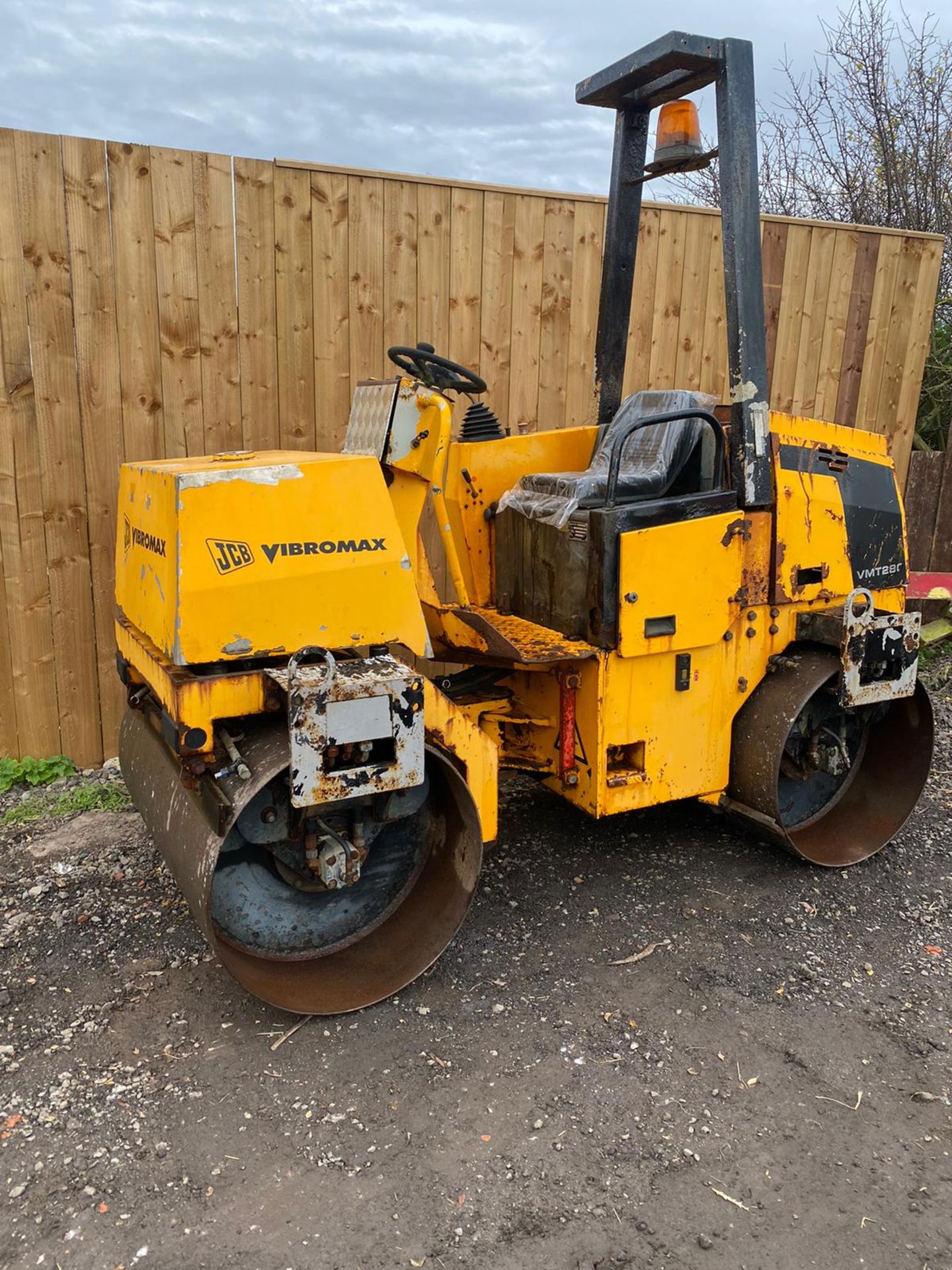 JCB VMT280 VIBROMAX DIESEL ROLLER, STARTS, RUNS, DRIVES & VIBRATES ON BOTH DRUMS *PLUS VAT* - Image 5 of 8