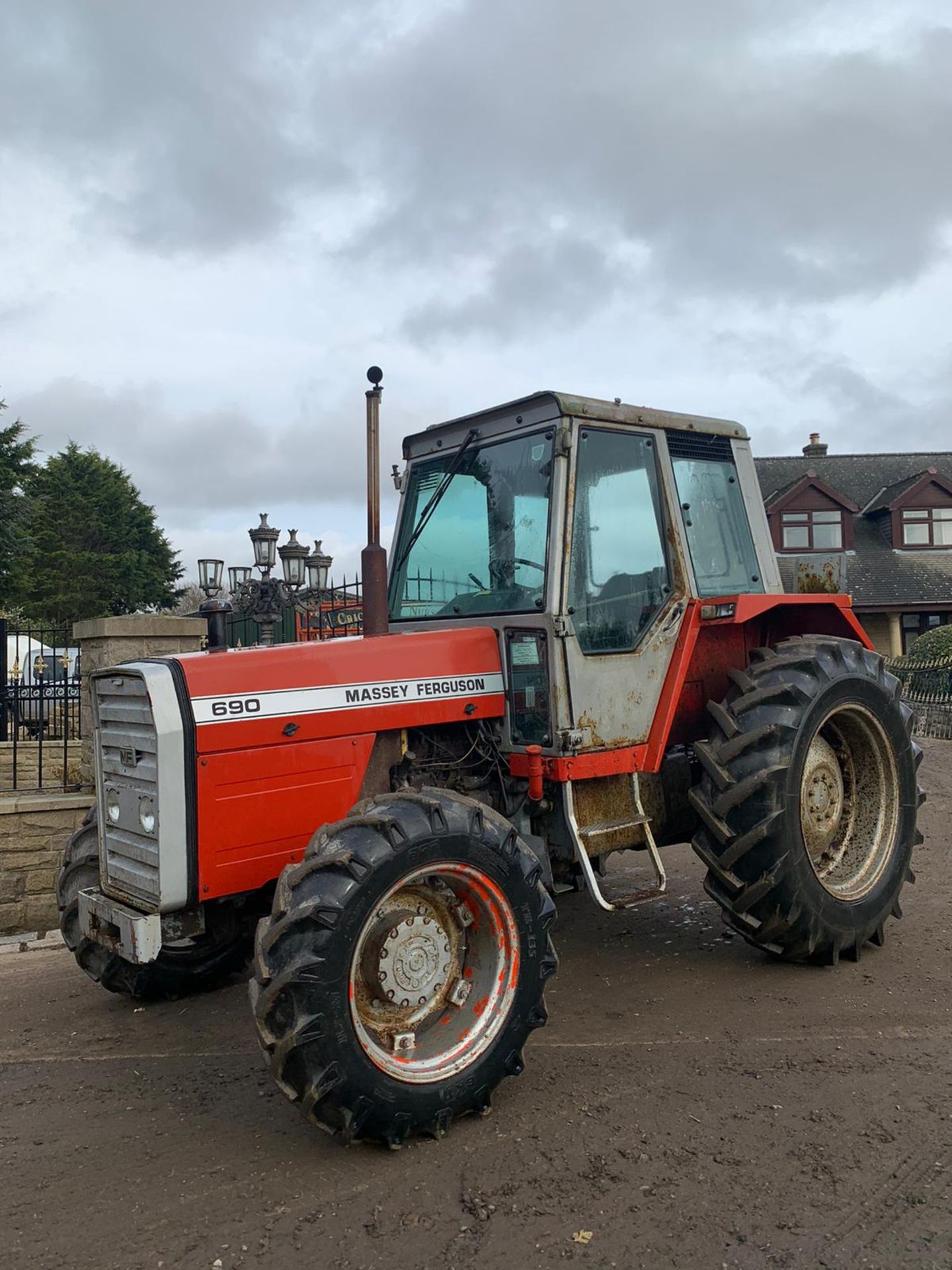 MASSEY FERGUSON 690, RUNS AND DRIVES, TIDY MACHINE, ROAD LEGAL, 4WD, LOW 4500 HOURS *PLUS VAT* - Image 2 of 5