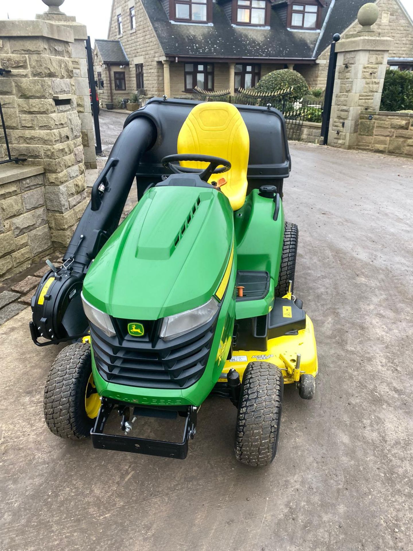 EX DEMO,JOHN DEERE X584 RIDE ON LAWN MOWER WITH COLLECTOR DOM 16,10,2018 ARRIVED IN THE UK IN 2019 - Image 4 of 11