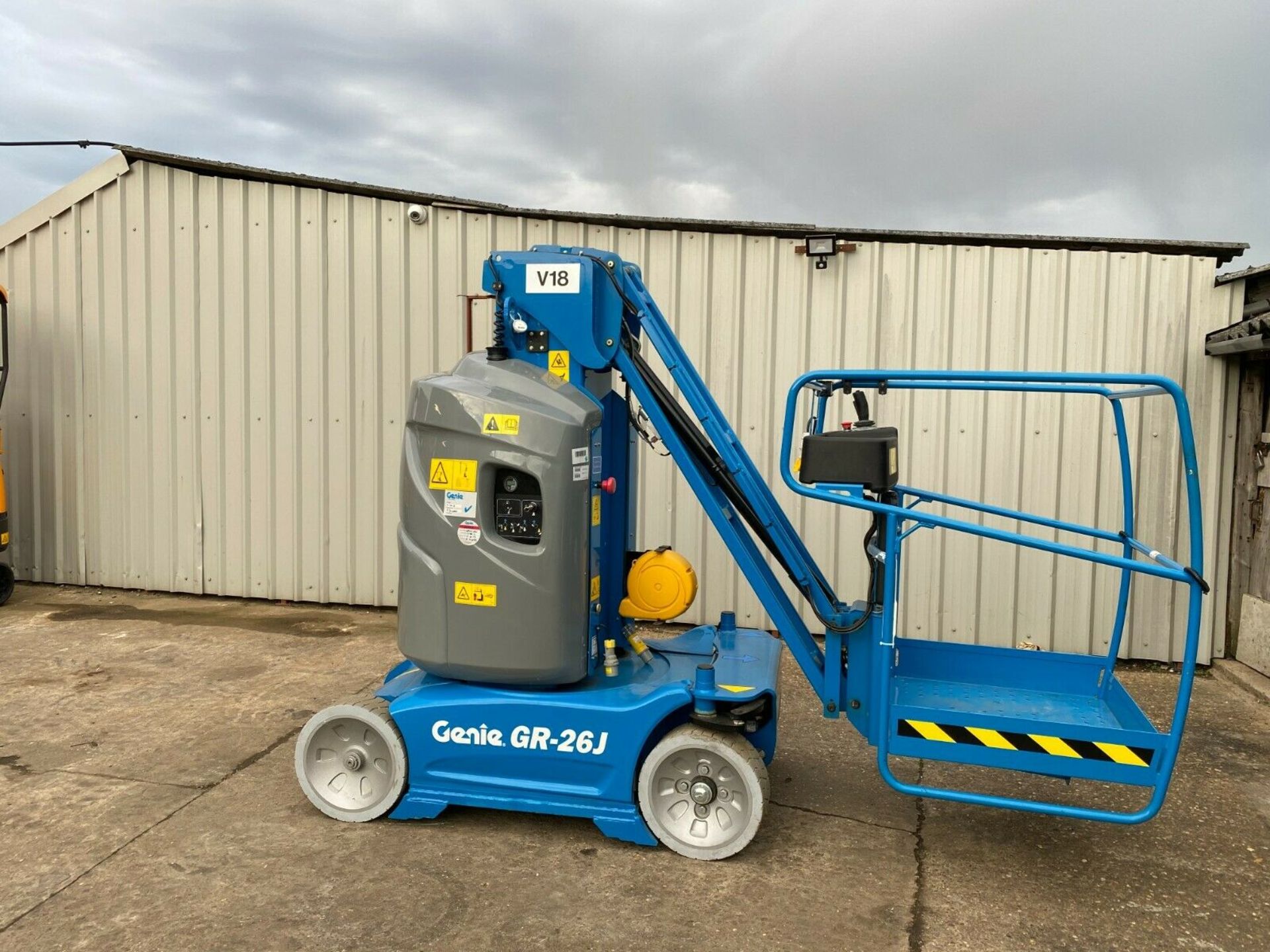 GENIE GR.26J LIFT AS BRAND NEW, ONLY 9 HOURS, EX ELECTRICITY BOARD *PLUS VAT* - Image 6 of 8