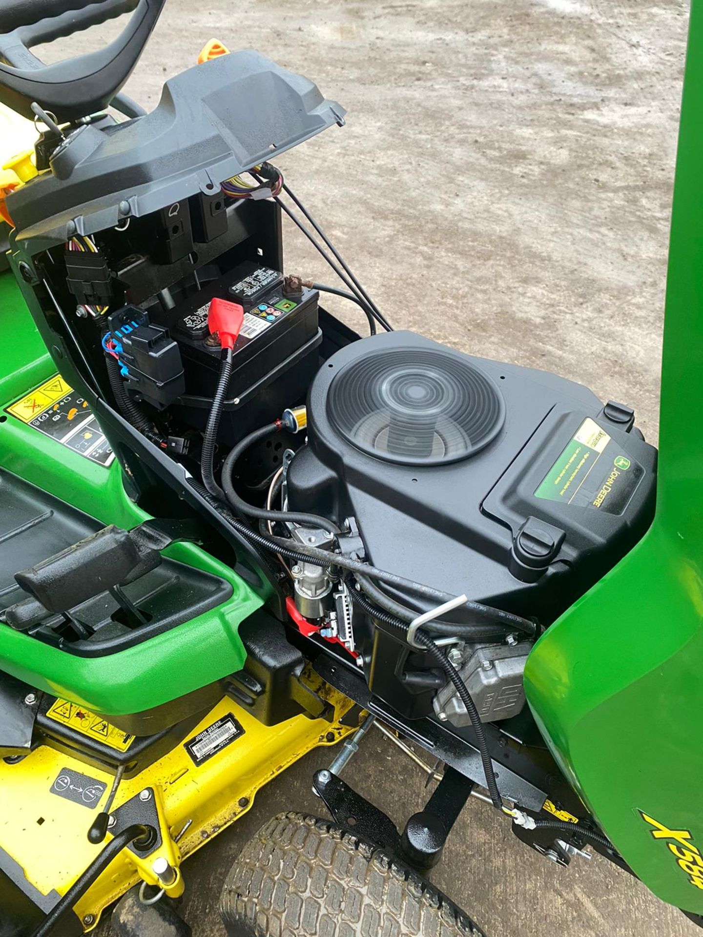 EX DEMO,JOHN DEERE X584 RIDE ON LAWN MOWER WITH COLLECTOR DOM 16,10,2018 ARRIVED IN THE UK IN 2019 - Image 9 of 11