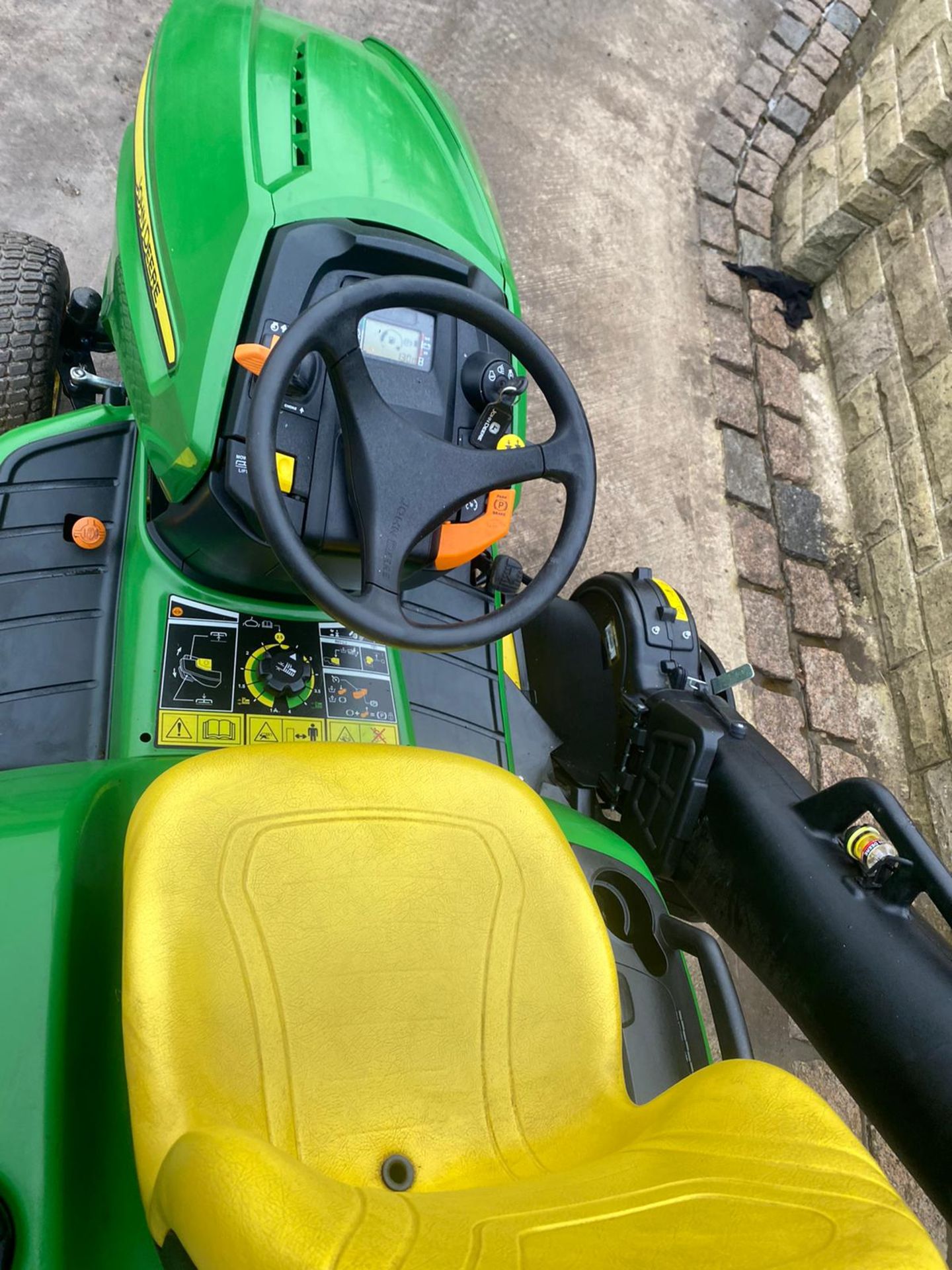 EX DEMO,JOHN DEERE X584 RIDE ON LAWN MOWER WITH COLLECTOR DOM 16,10,2018 ARRIVED IN THE UK IN 2019 - Image 3 of 11