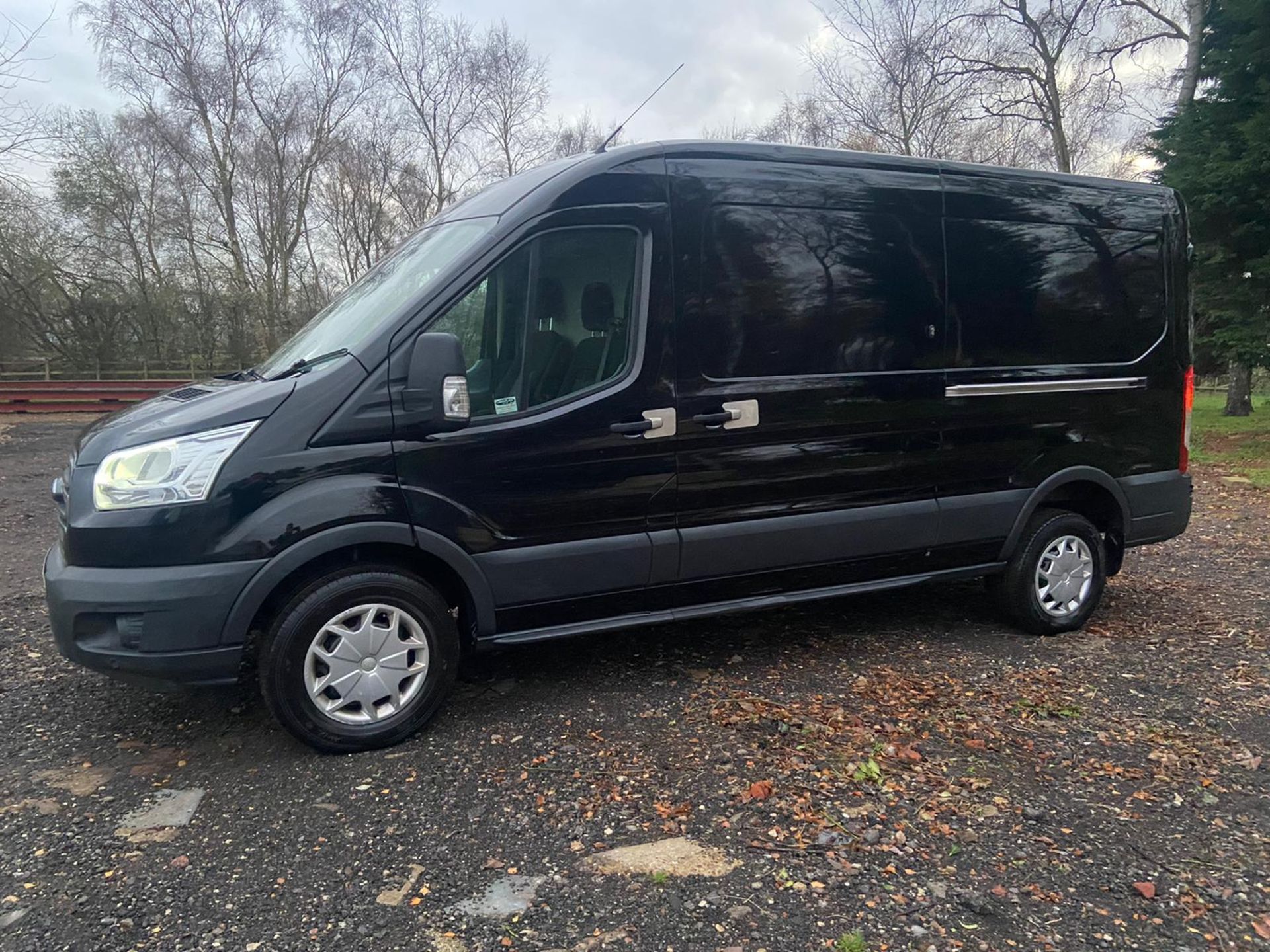 2017/67 REG FORD TRANSIT 350 2.0 DIESEL BLACK PANEL VAN, SHOWING 0 FORMER KEEPERS *PLUS VAT* - Image 4 of 11