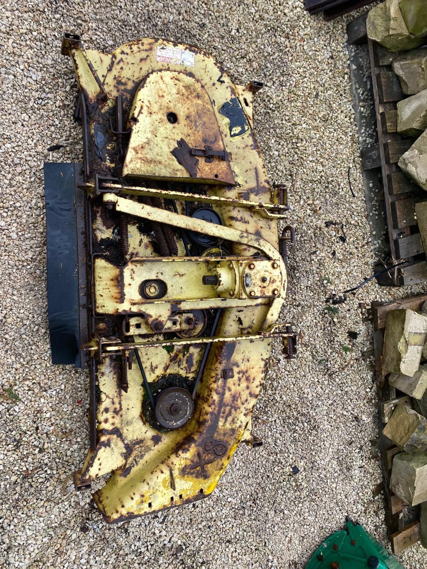 JOHN DEERE 455 DECK, IN WORKING CONDITION, JUST NEEDS PAINTING *NO VAT* - Image 2 of 3