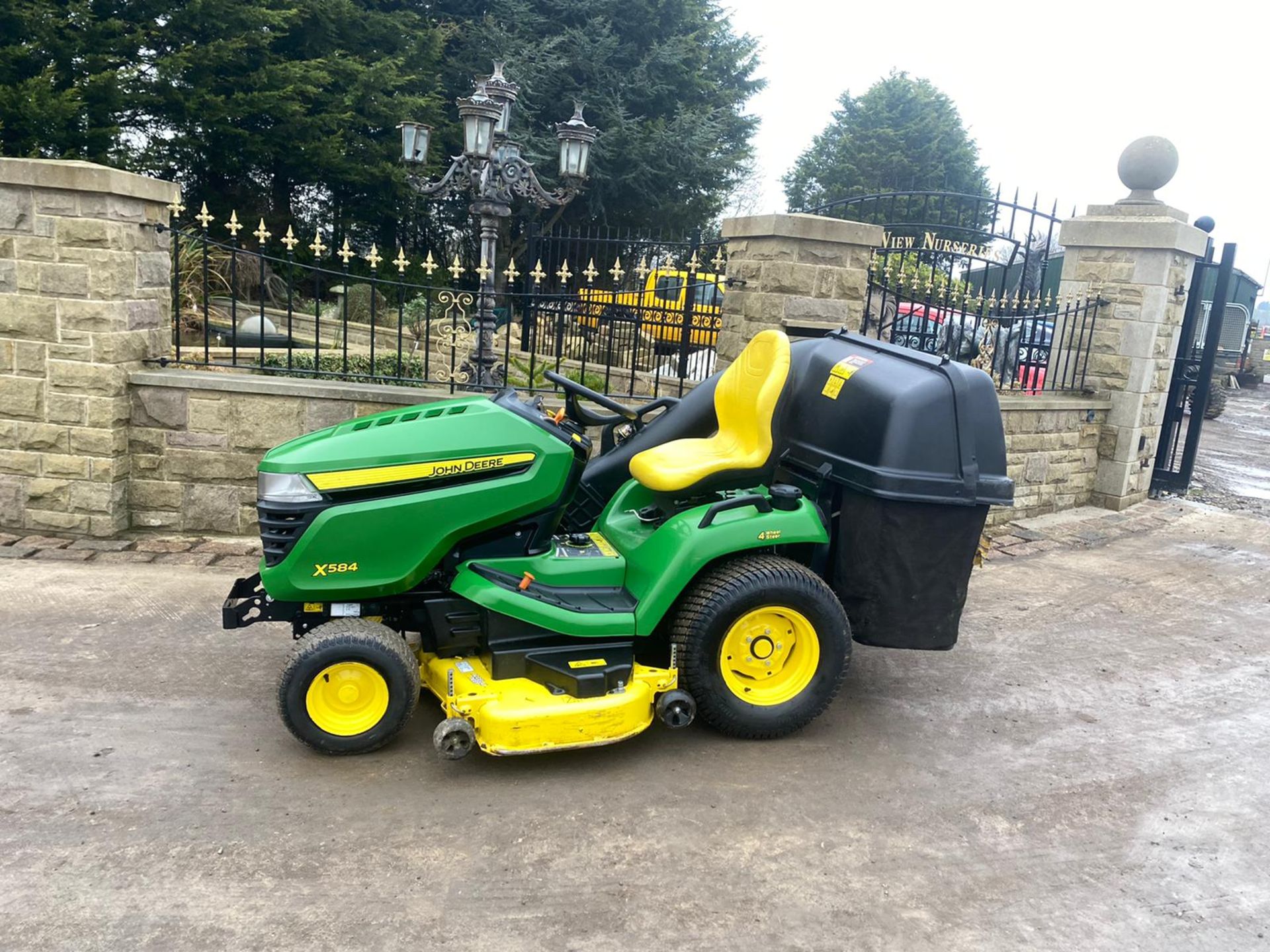 EX DEMO,JOHN DEERE X584 RIDE ON LAWN MOWER WITH COLLECTOR DOM 16,10,2018 ARRIVED IN THE UK IN 2019