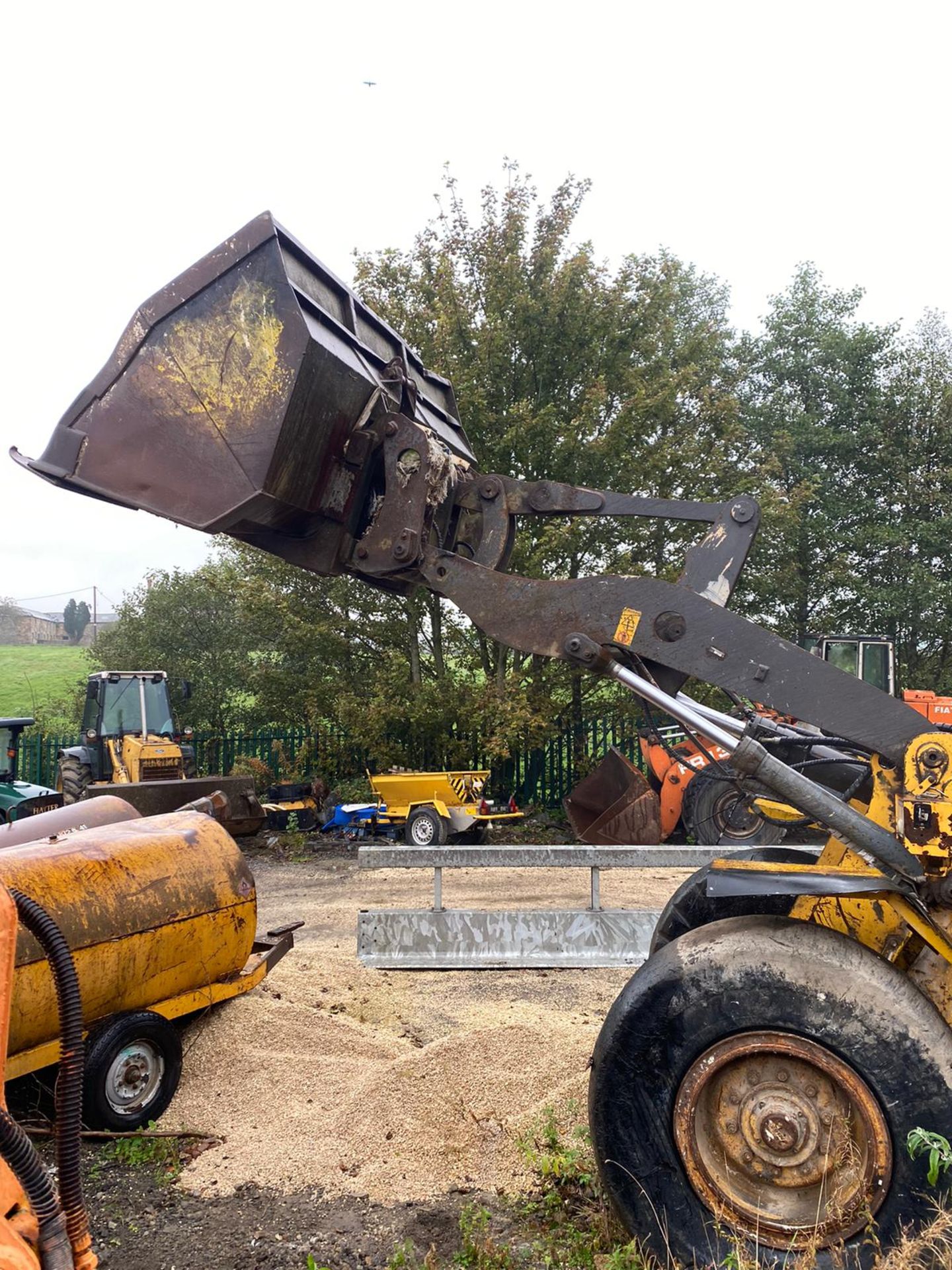 VOLVO L70C LOADING SHOVEL, RUNS AND LIFTS, BUT NO DASH LIGHTS SO FORWARD & REVERSE DONT WORK - Image 4 of 9