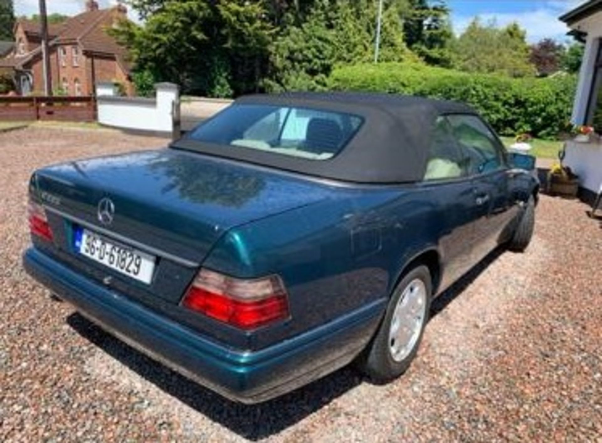 MERCEDES E220 CONVERTIBLE, 145,000 MILES, CLASSIC CAR, STARTS, RUNS AND DRIVES *NO VAT* - Image 5 of 8