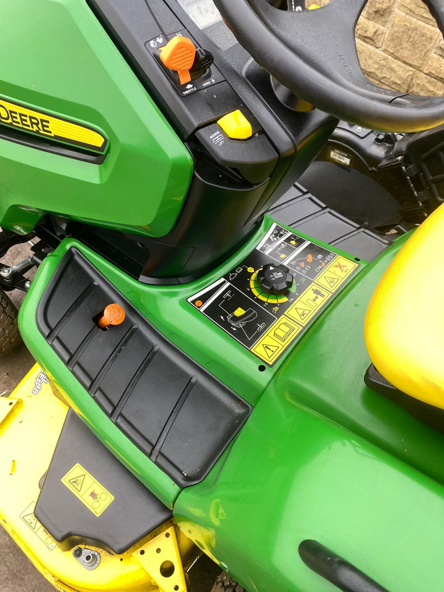 EX DEMO,JOHN DEERE X584 RIDE ON LAWN MOWER WITH COLLECTOR DOM 16,10,2018 ARRIVED IN THE UK IN 2019 - Image 6 of 11