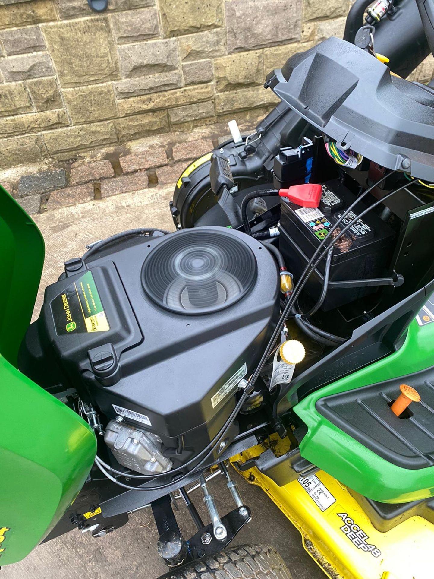 EX DEMO,JOHN DEERE X584 RIDE ON LAWN MOWER WITH COLLECTOR DOM 16,10,2018 ARRIVED IN THE UK IN 2019 - Image 7 of 11