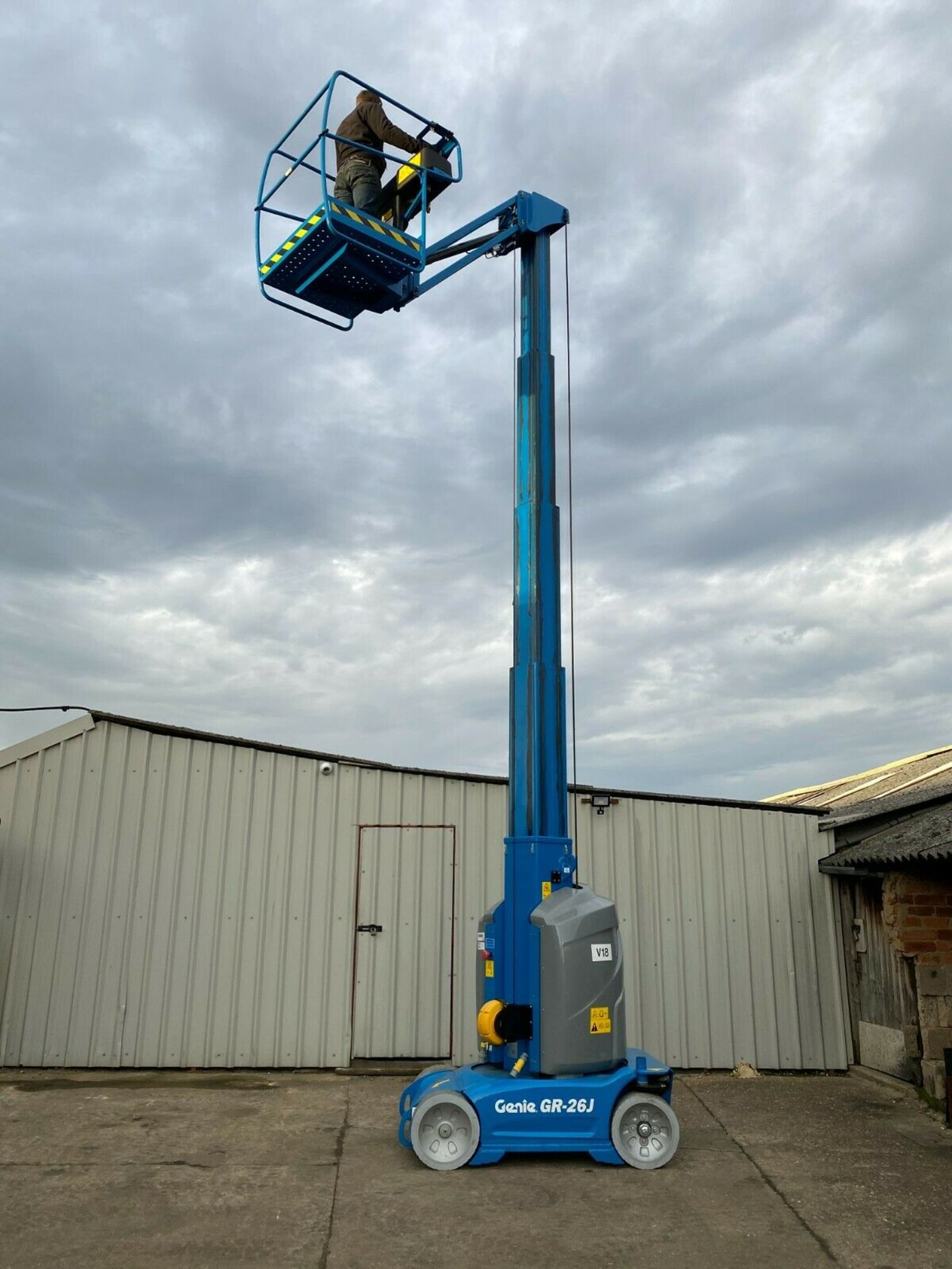 GENIE GR.26J LIFT AS BRAND NEW, ONLY 9 HOURS, EX ELECTRICITY BOARD *PLUS VAT* - Image 4 of 8