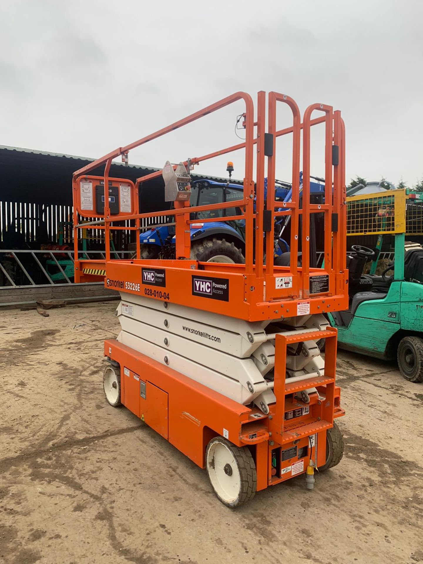 2018 SNORKEL S3226E SCISSOR LIFT, RUNS, DRIVES AND LIFTS, CLEAN MACHINE, LITTLE WORK DONE *PLUS VAT* - Image 4 of 5