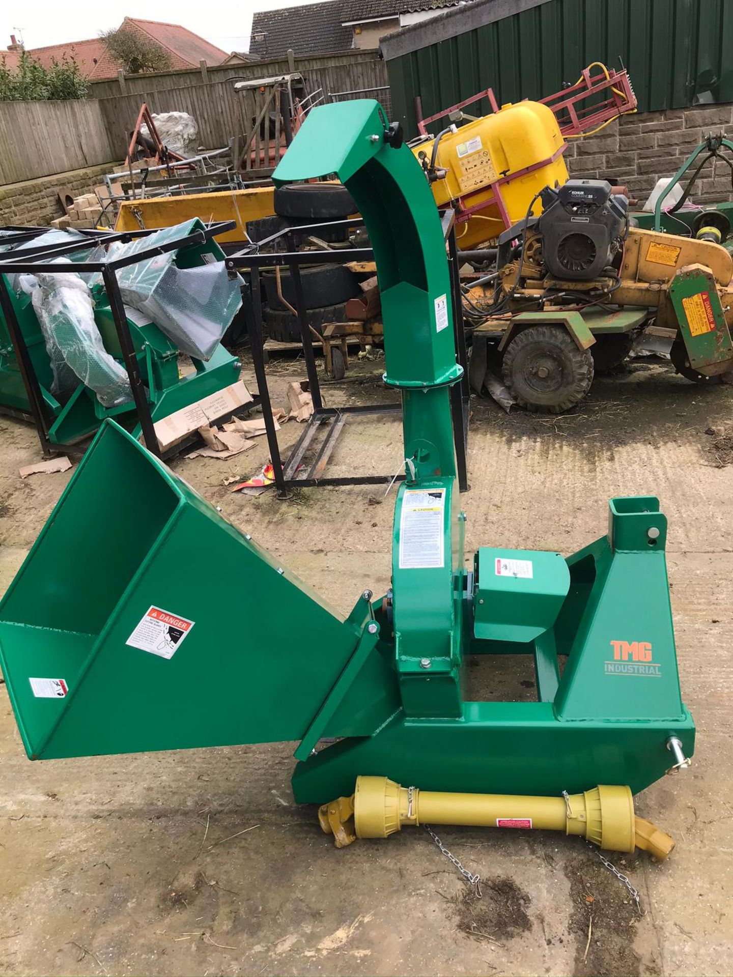 BRAND NEW AND UNUSED WOOD CHIPPER, SUITABLE FOR COMPACT TRACTOR *PLUS VAT*