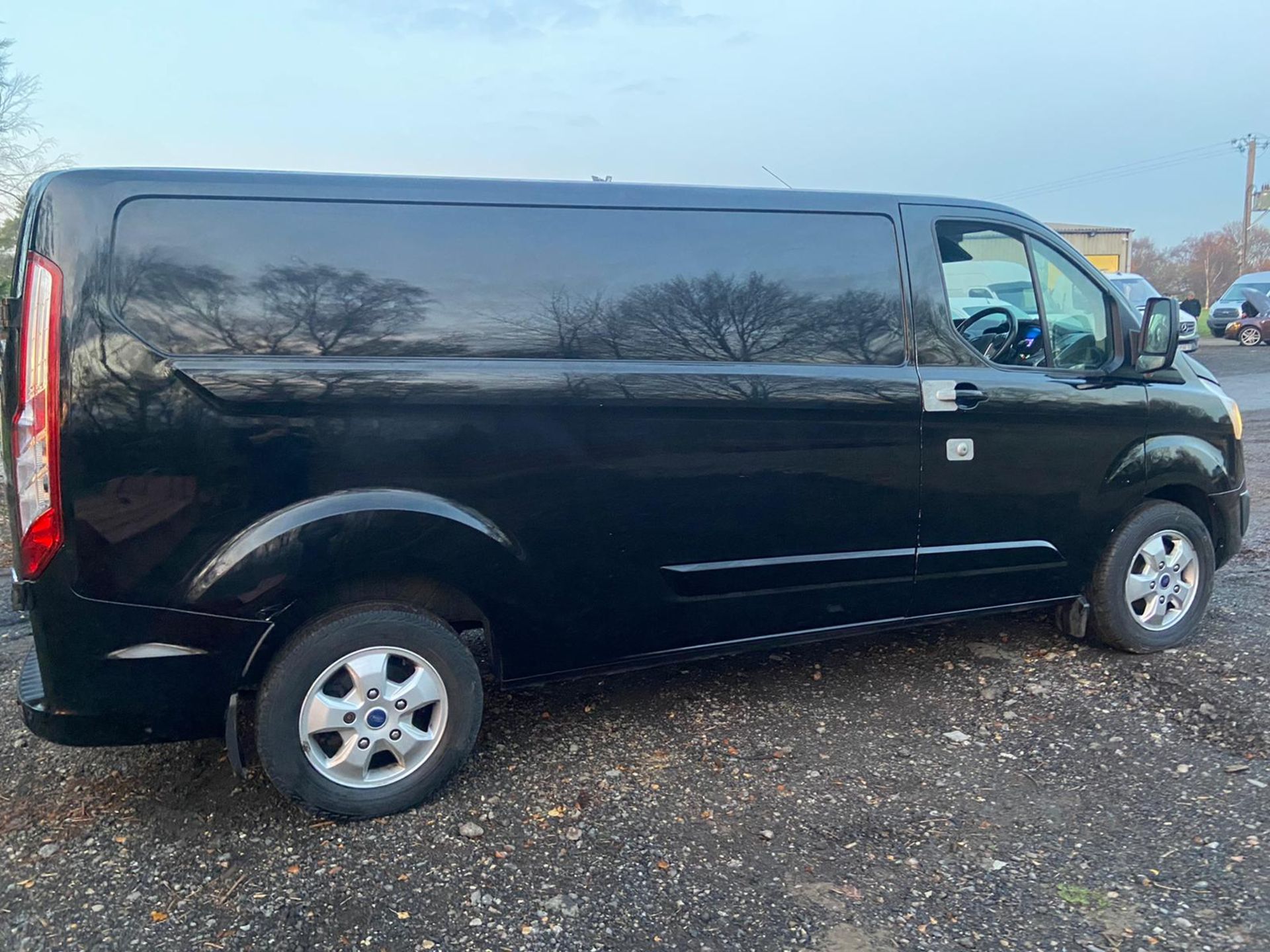 2017/67 REG FORD TRANSIT CUSTOM 290 LIMITED 2.0 DIESEL BLACK PANEL VAN, SHOWING 0 FORMER KEEPERS - Image 8 of 14