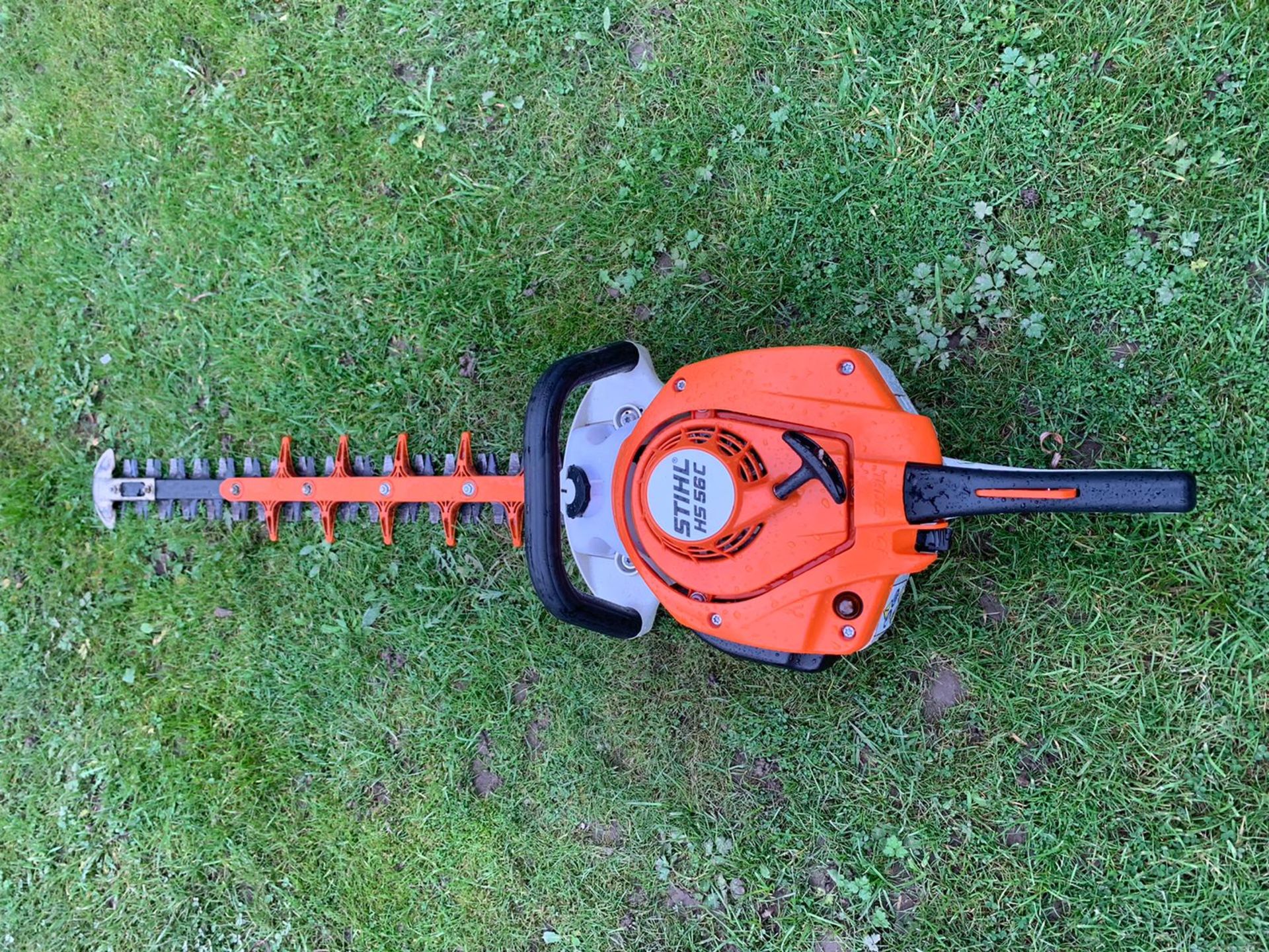 STIHL HS56S HEDGE CUTTER, WORKS, BOUGHT BRAND NEW 2 YEARS AGO, NOT HAD MUCH WORK, EX DEMO CONDITION - Image 2 of 4