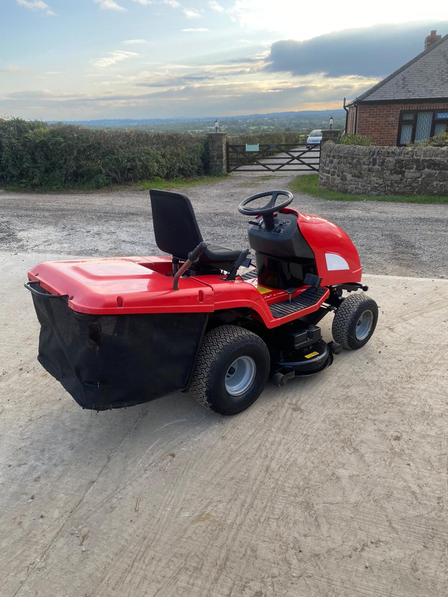 LAWNSTAR RIDE ON LAWN MOWER, RUNS, DRIVES AND CUTS, CLEAN MACHINE *NO VAT* - Image 4 of 6