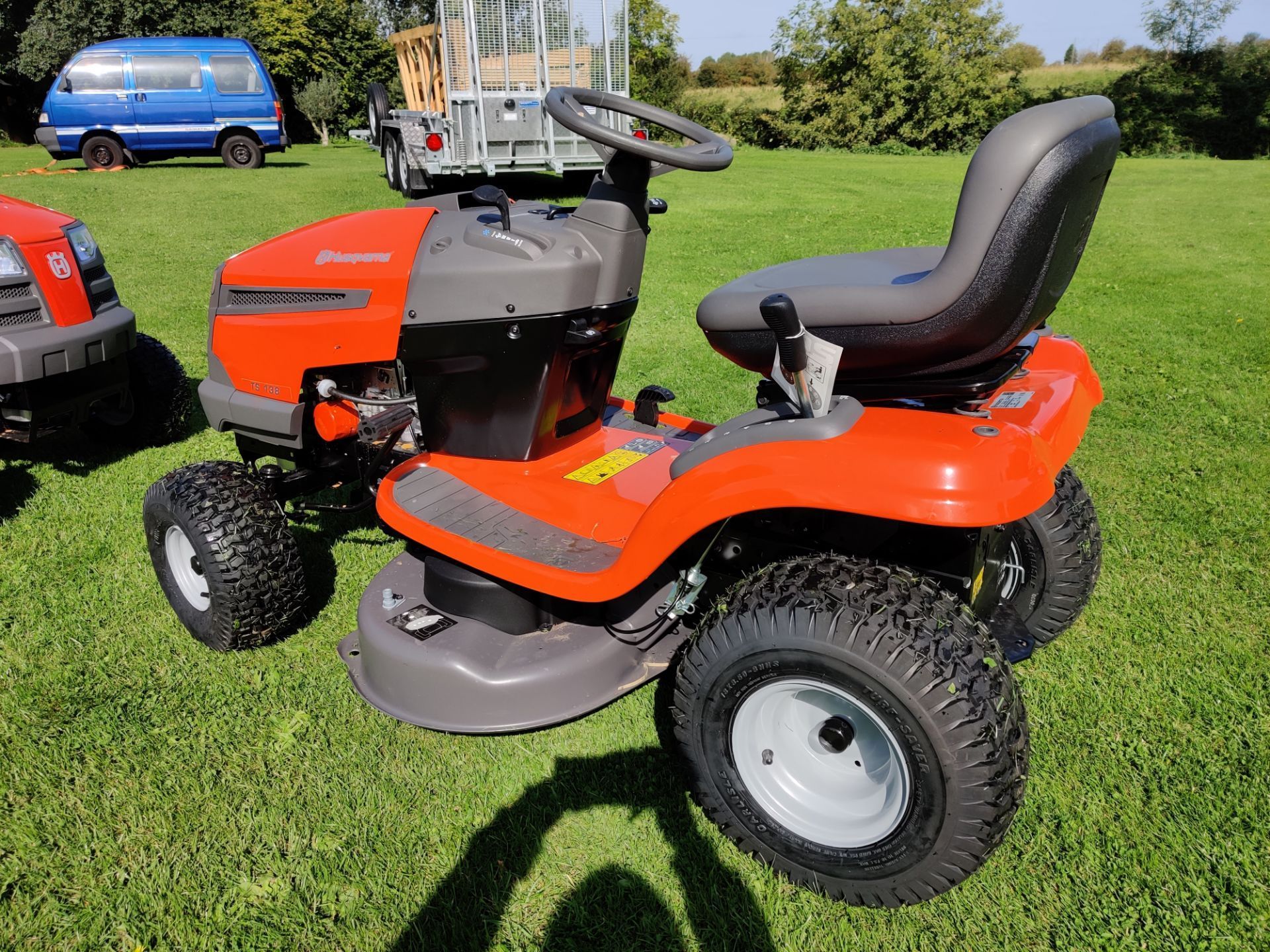 2020 BRAND NEW HUSQVARNA TS138 ROTARY RIDE ON LAWN MOWER -SIDE DISCHARGE *PLUS VAT* - Image 8 of 9