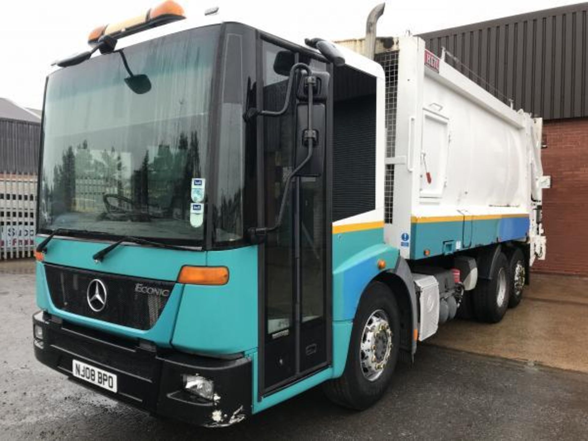 2008/08 REG MERCEDES ECONIC 6X2 REFUSE TRUCK HEIL BODY TERBERG TWIN BIN LIFT REAR STEER EX COUNCIL - Image 2 of 13