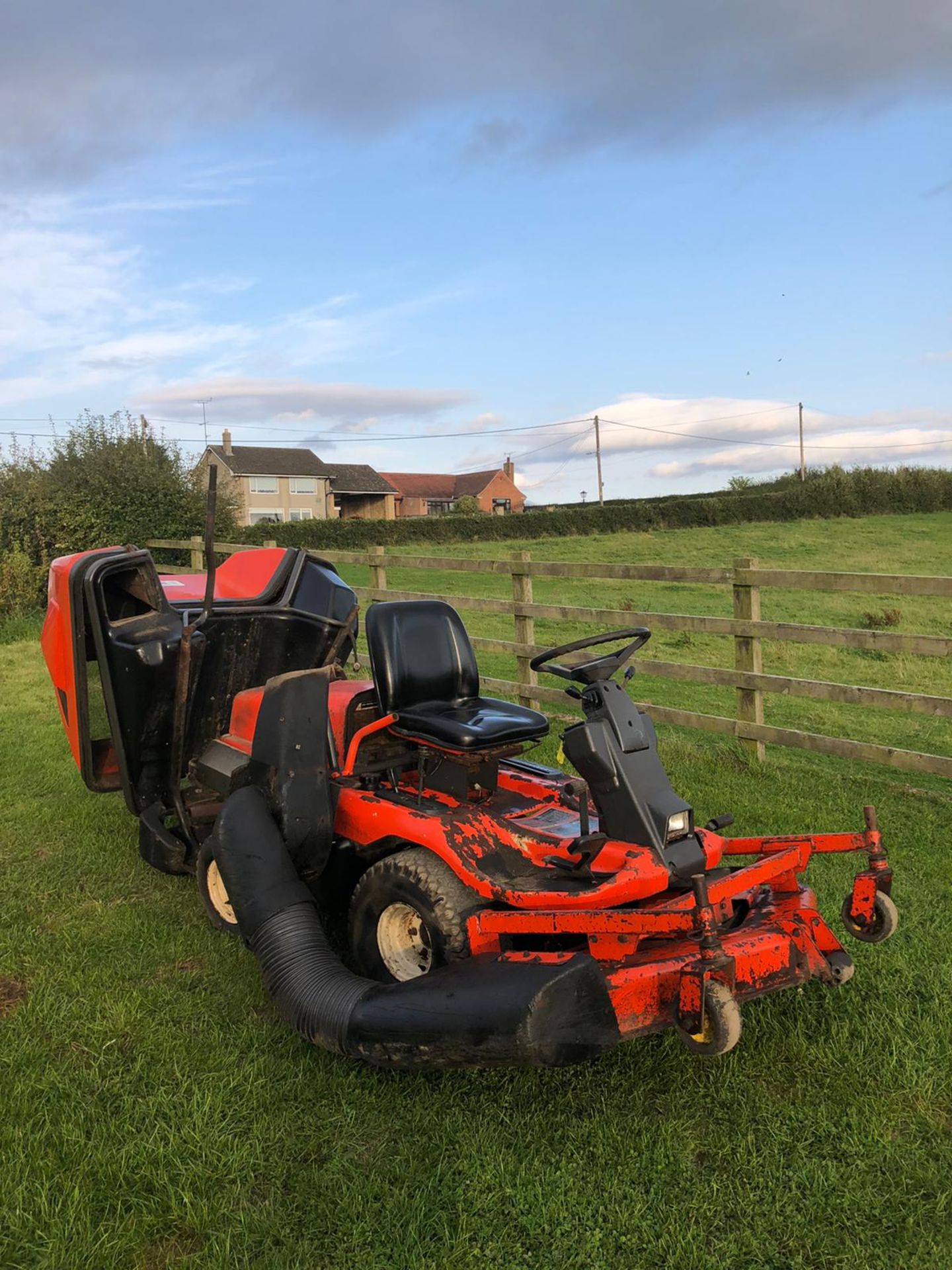 KUBOTA F1900 OUTFRONT DECK R/O MOWER + COLLECTOR,RUNS,DRIVES,CUTS,4WD,DIESEL, LOW HOURS 900 *NO VAT* - Image 3 of 4