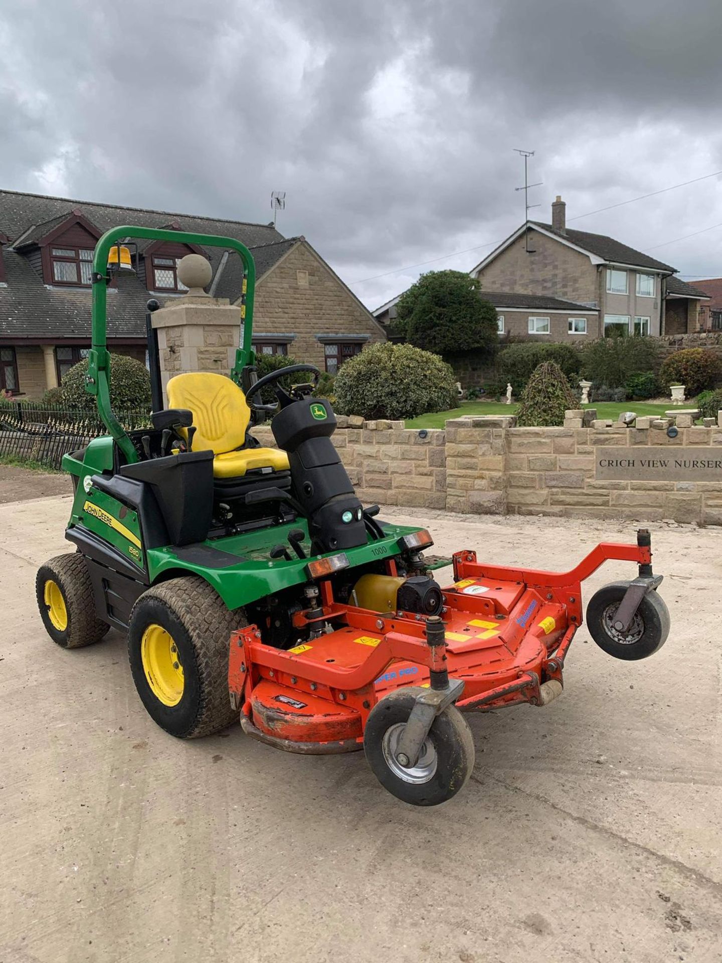 JOHN DEERE 1580 MOWER, RUNS, DRIVES AND CUTS, CLEAN MACHINE, 2370 HOURS, ROAD REGISTERED *PLUS VAT* - Image 3 of 4