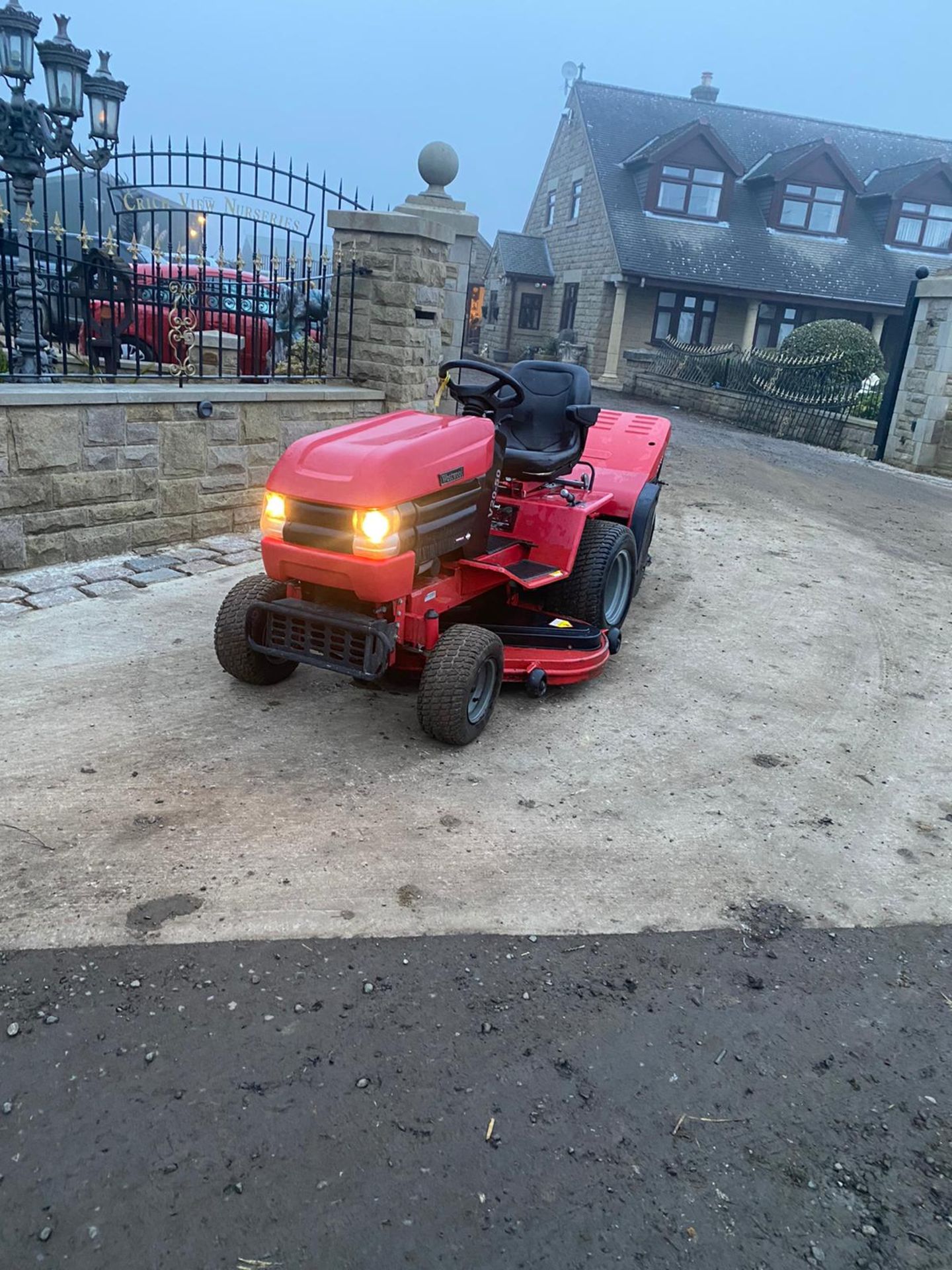 WESTWOOD V20-50 RIDE ON LAWN MOWER, RUNS, DRIVES AND CUTS, CLEAN MACHINE *NO VAT* - Image 2 of 5