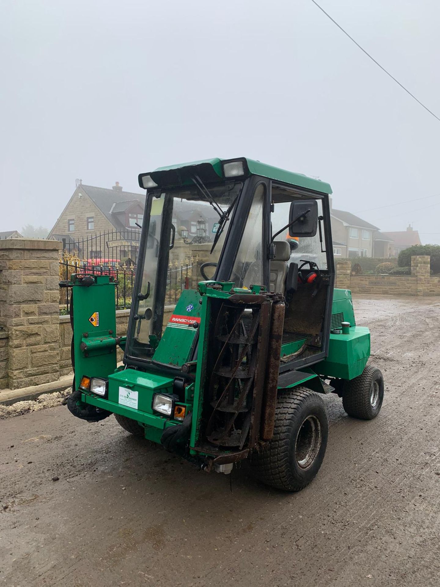 2002 RANSOMES 2250 RIDE ON MOWER, RUNS, DRIVES AND CUTS *PLUS VAT* - Image 3 of 5