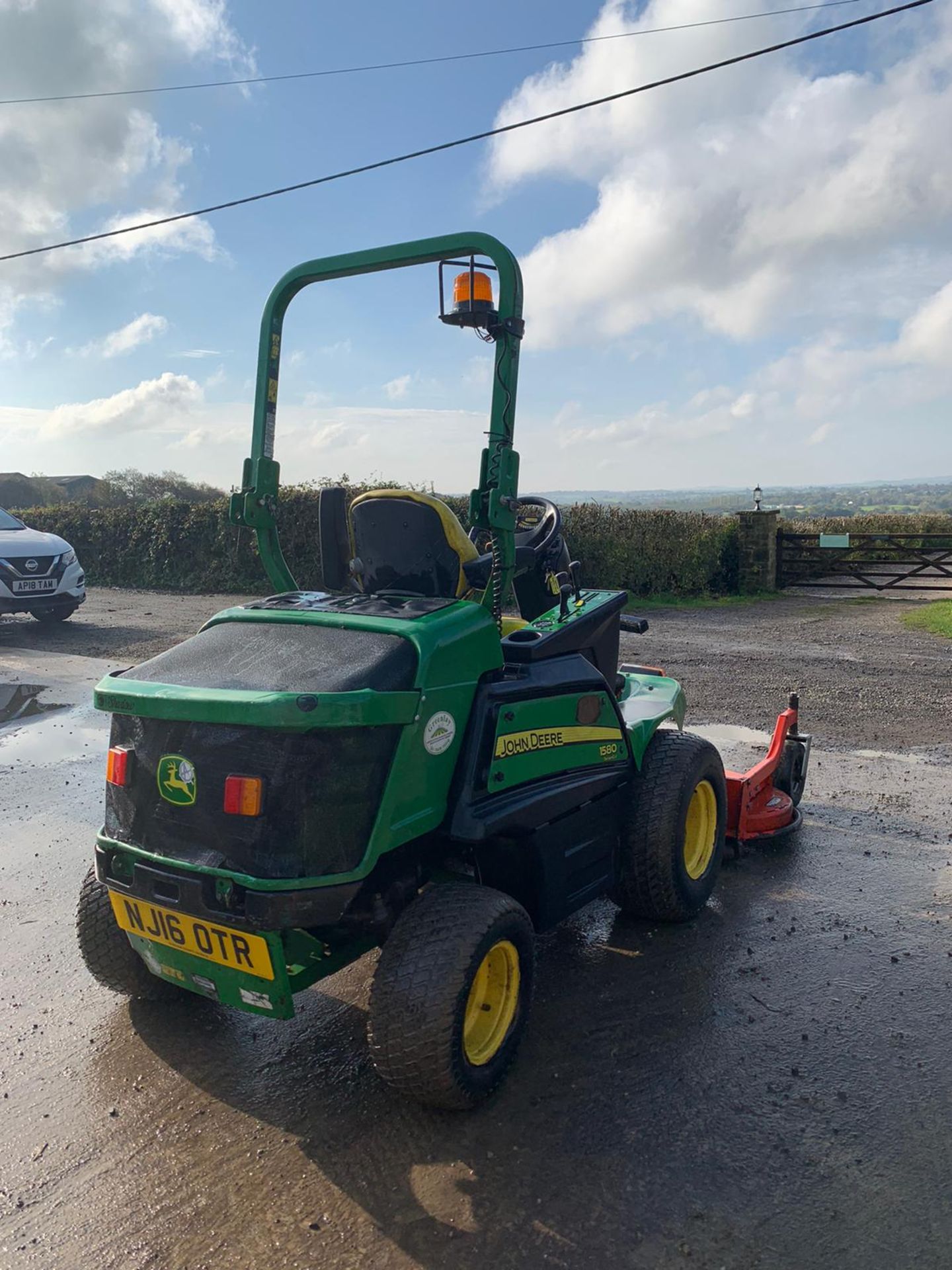 2016 JOHN DEERE 1580 MOWER, RUNS, DRIVES AND CUTS, CLEAN MACHINE, 2135 HOURS, ROAD REGISTERED - Image 2 of 6