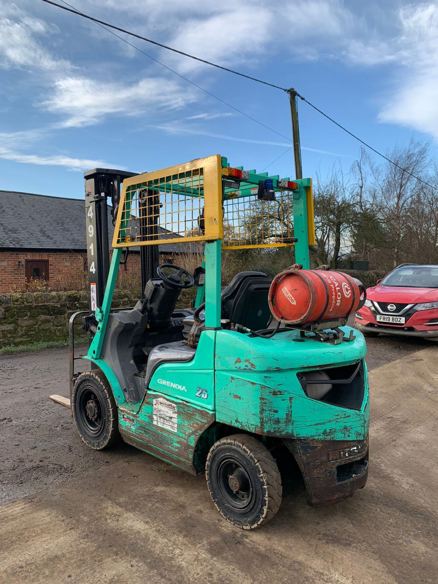 2015 MITSUBISHI FG25NT GAS FORKLIFT, RUNS, DRIVES, LIFTS, CLEAN MACHINE, SIDE SHIFT, CONTAINER SPEC - Image 4 of 5