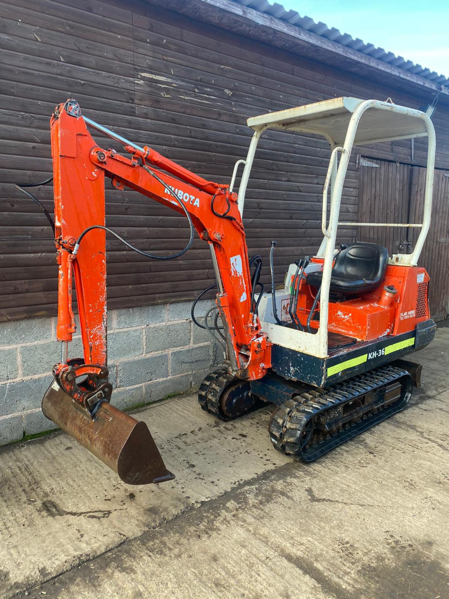 KUBOTA KH-36 MINI DIGGER, CLEAN TIDY MACHINE, HOURS: 3550, STARTS OFF THE KEY RUNS, DRIVES AND DIGS - Image 7 of 8