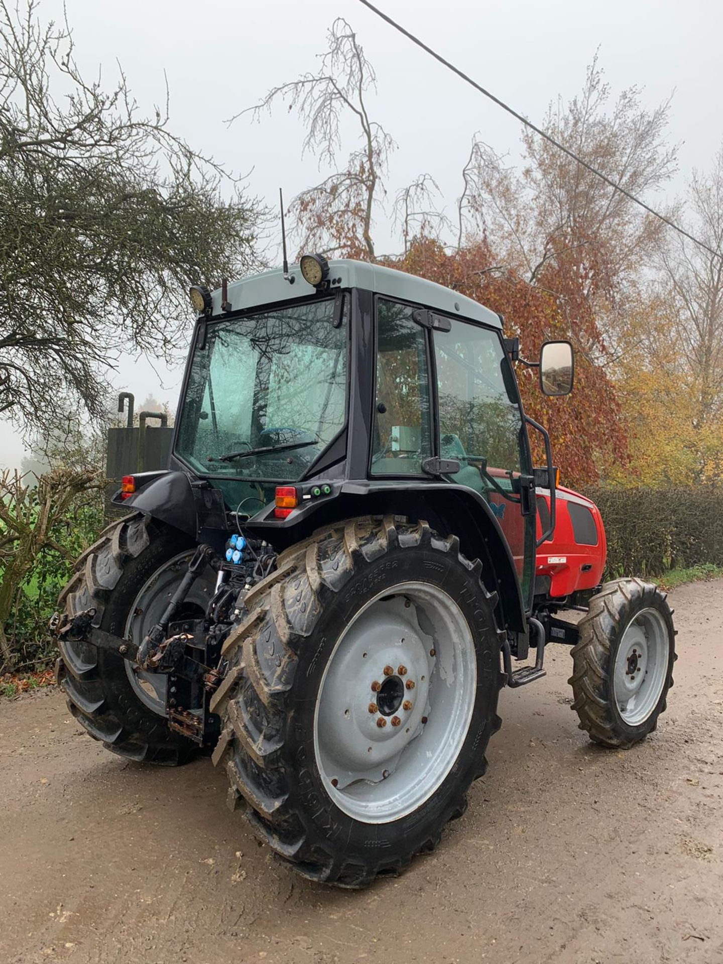MASSEY FERGUSON 2220 TRACTOR, RUNS AND DRIVES, CLEAN MACHINE, FULLY GLASS CAB, AIR CON *PLUS VAT* - Image 2 of 6