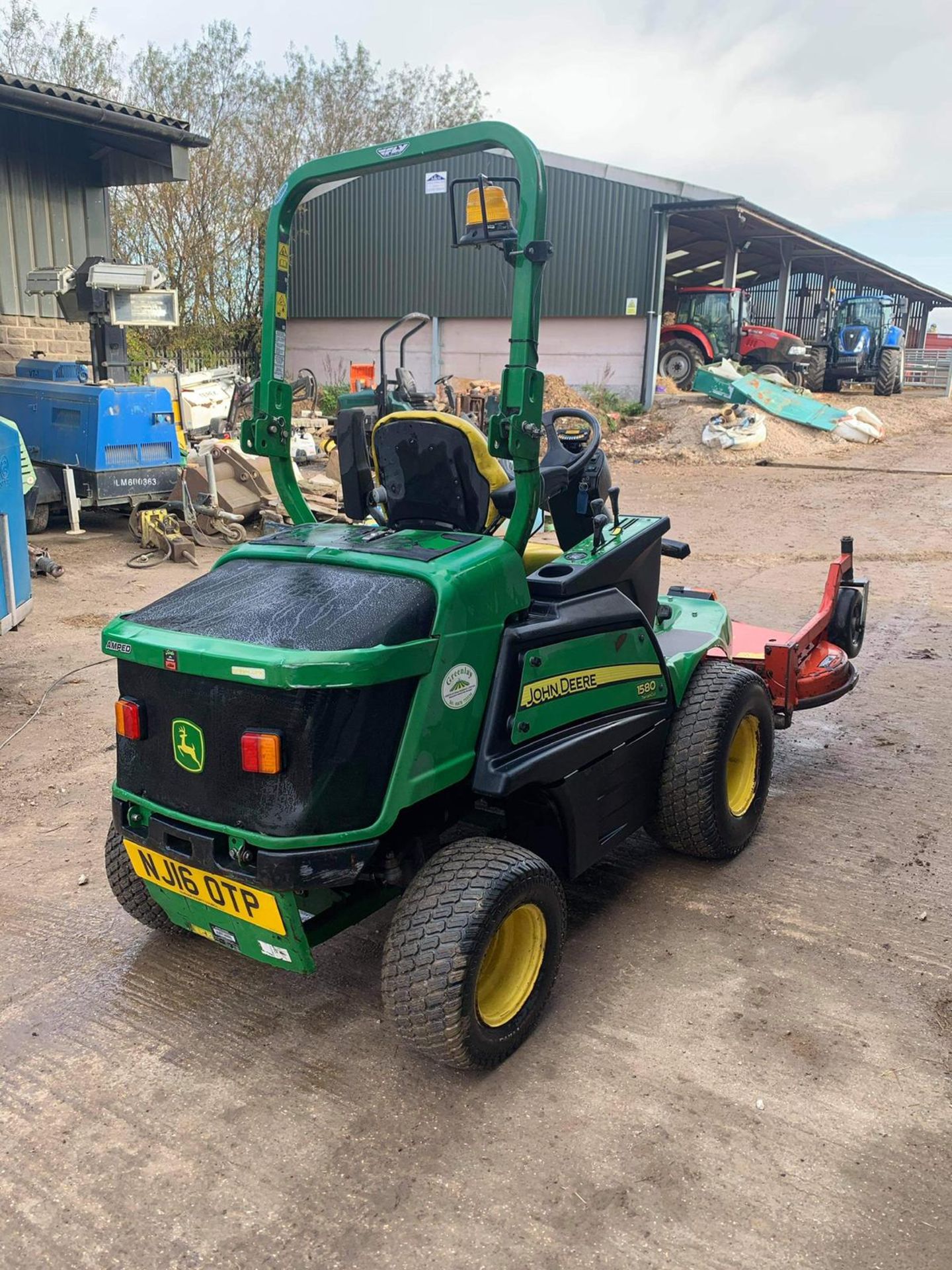 JOHN DEERE 1580 MOWER, RUNS, DRIVES AND CUTS, CLEAN MACHINE, 2090 HOURS, ROAD REGISTERED *PLUS VAT* - Image 3 of 4