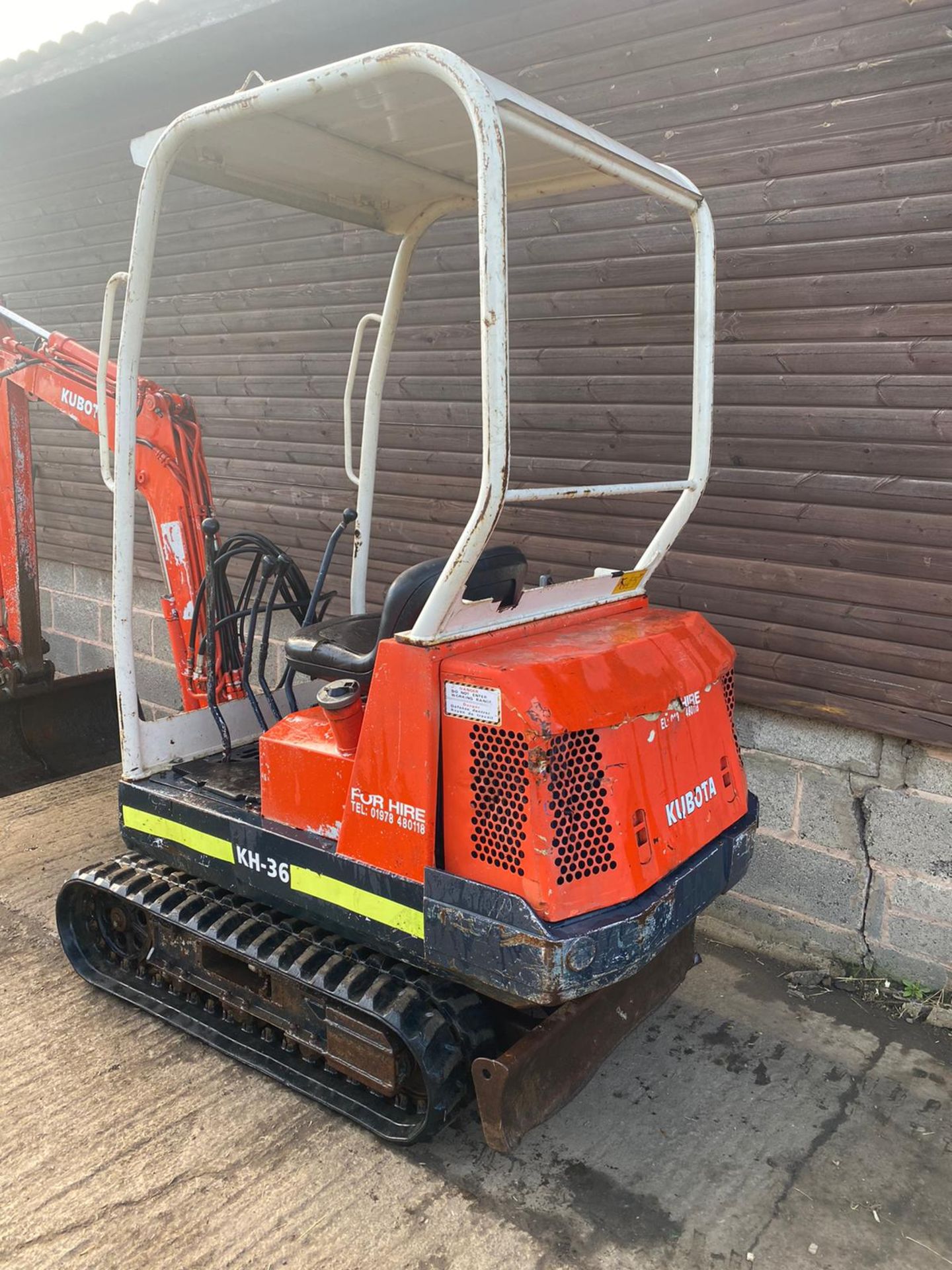 KUBOTA KH-36 MINI DIGGER, CLEAN TIDY MACHINE, HOURS: 3550, STARTS OFF THE KEY RUNS, DRIVES AND DIGS - Image 2 of 8