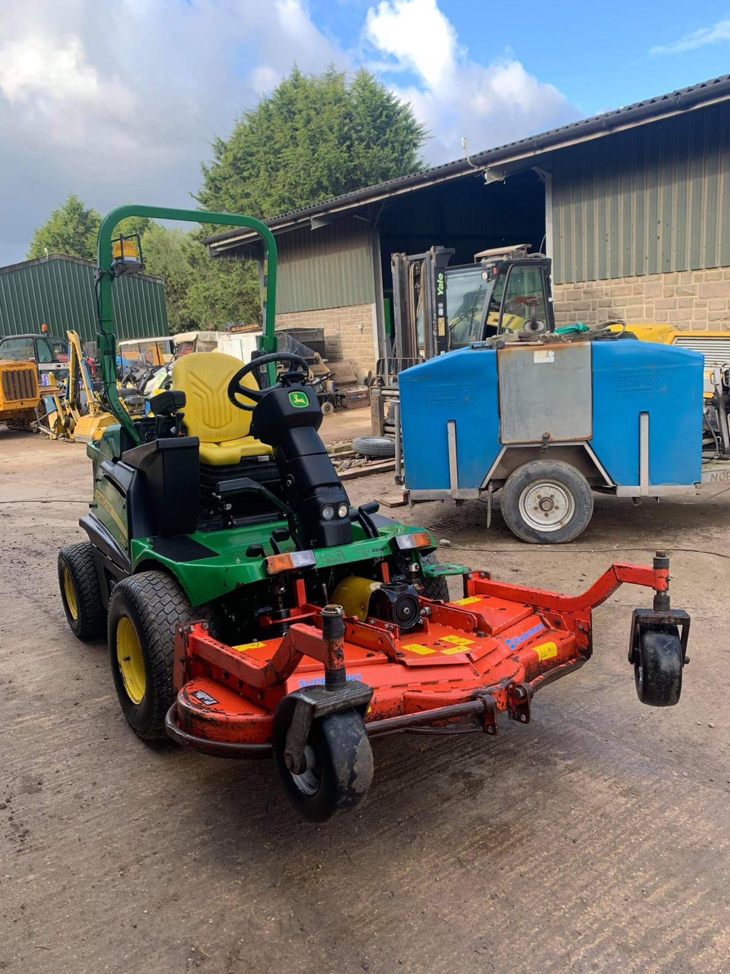 JOHN DEERE 1580 MOWER, RUNS, DRIVES AND CUTS, CLEAN MACHINE, 2090 HOURS, ROAD REGISTERED *PLUS VAT* - Image 4 of 4