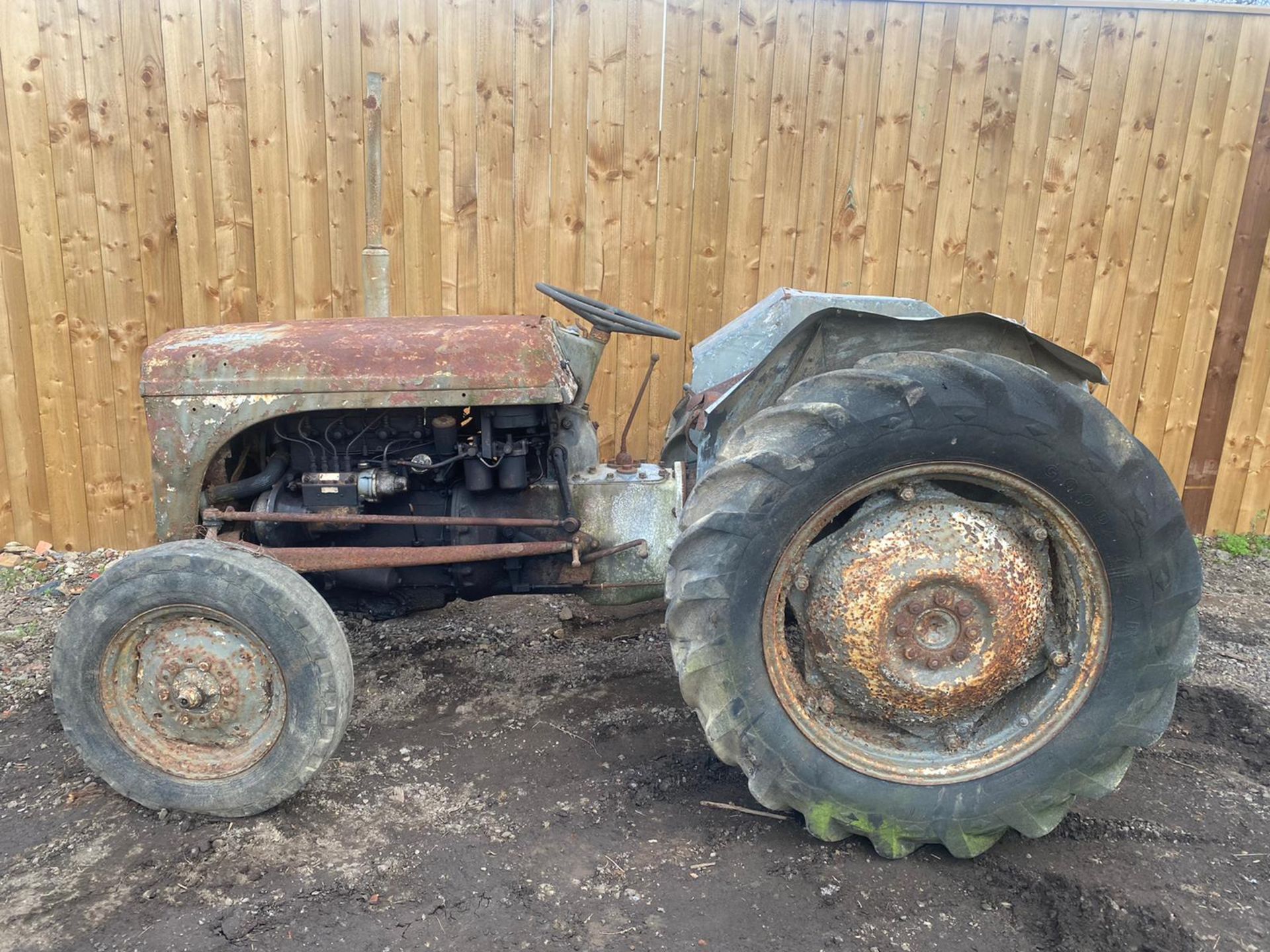 FERGUSON T20 DIESEL TRACTOR, IN NEED OF FULL RESTORATION, LOADING NO PROBLEM *PLUS VAT* - Image 5 of 7