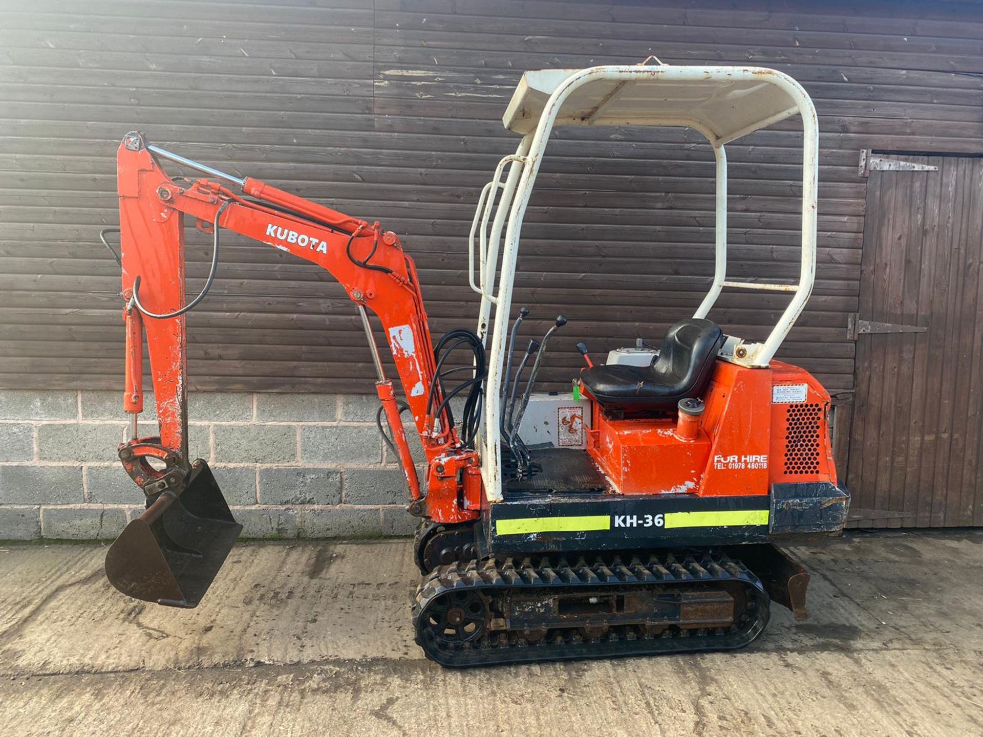 KUBOTA KH-36 MINI DIGGER, CLEAN TIDY MACHINE, HOURS: 3550, STARTS OFF THE KEY RUNS, DRIVES AND DIGS