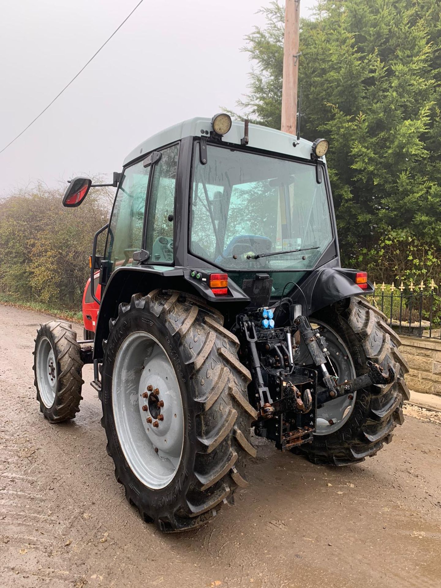 MASSEY FERGUSON 2220 TRACTOR, RUNS AND DRIVES, CLEAN MACHINE, FULLY GLASS CAB, AIR CON *PLUS VAT* - Image 5 of 6