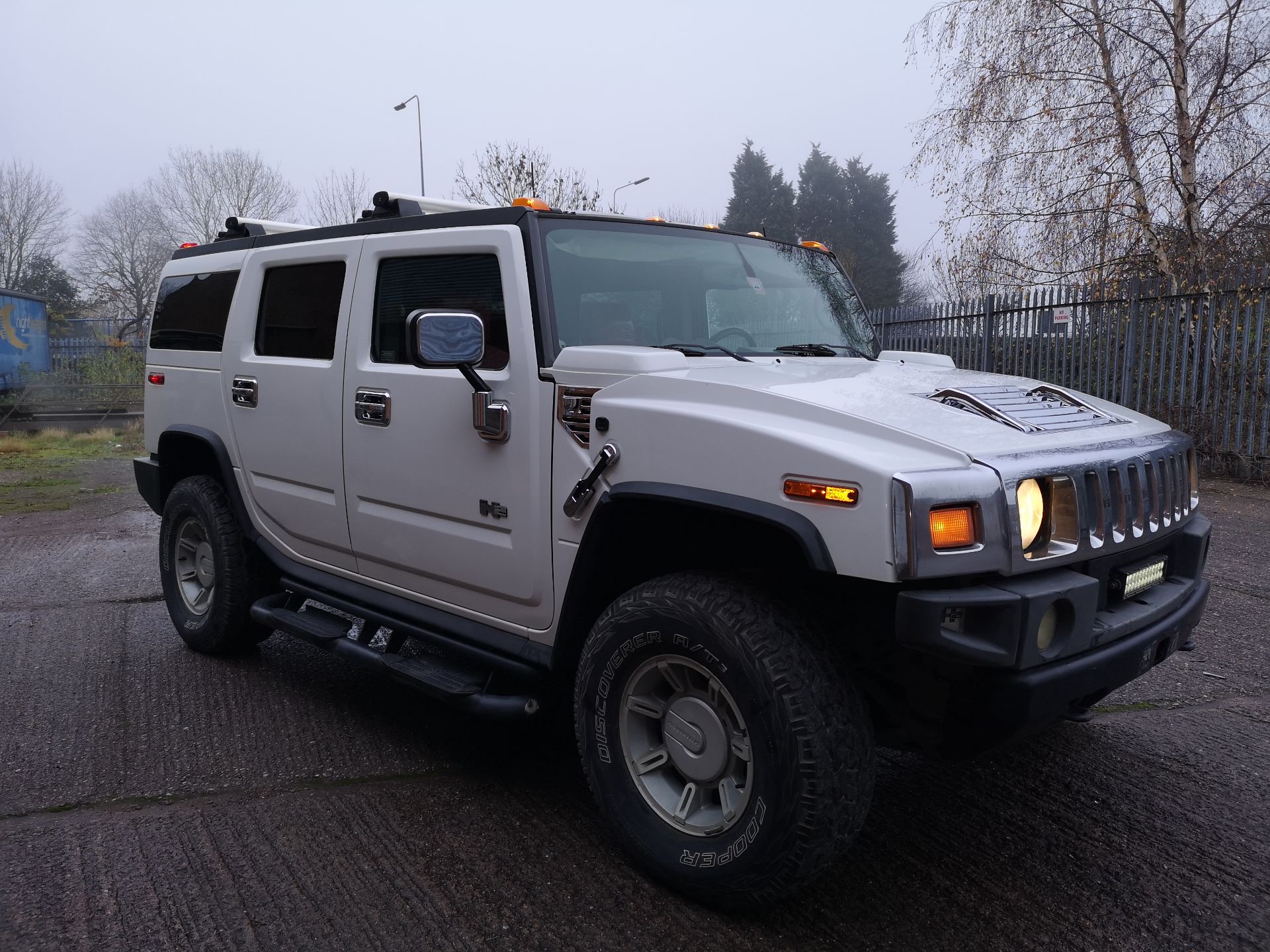 White Hummer H2, 2003 4 x 4 (no vat) SEATS JUST DONE IN RED LEATHER ( NO VAT) - Image 3 of 17