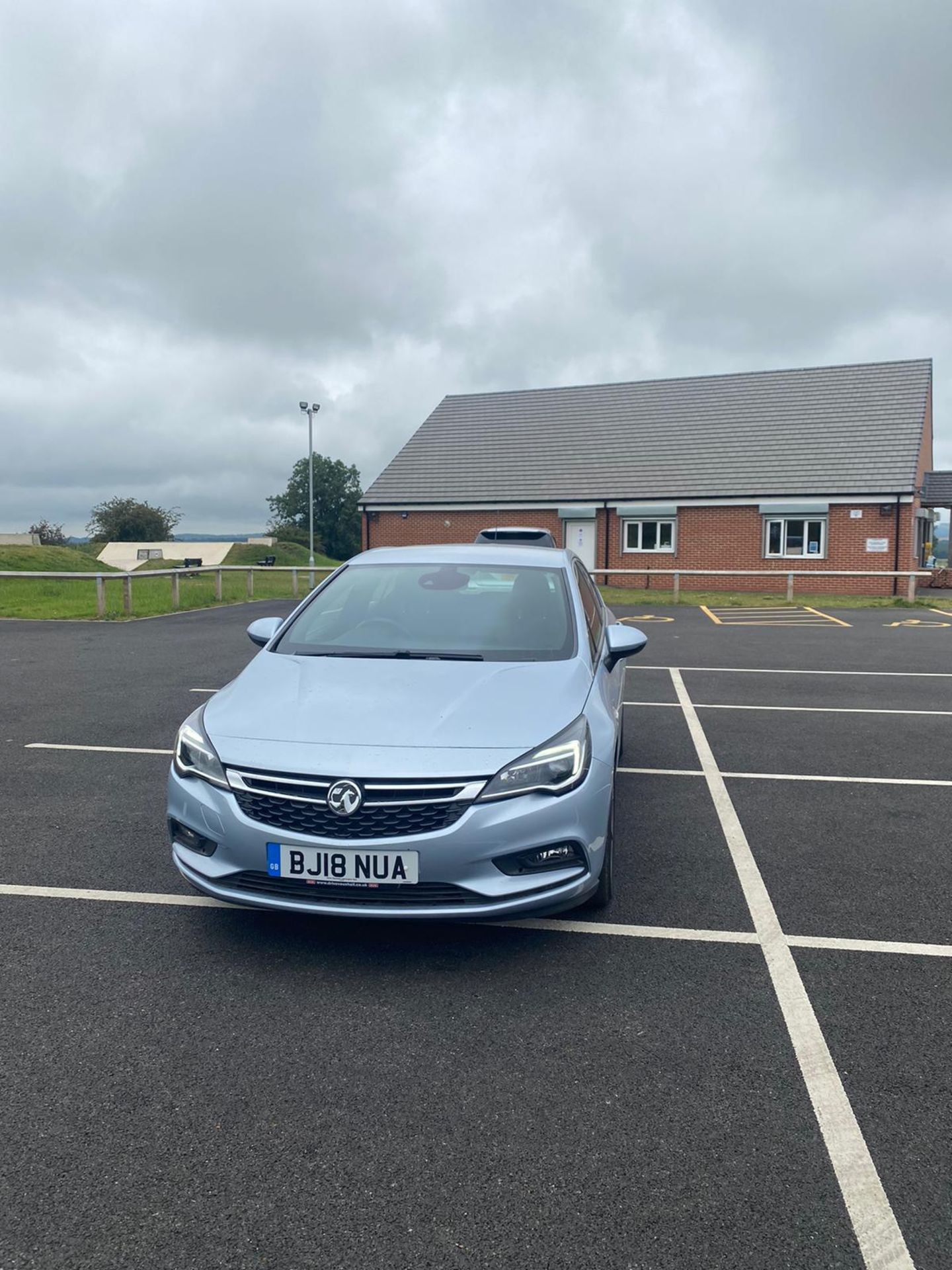 2018/18 REG VAUXHALL ASTRA SRI TURBO 1.4 PETROL SILVER 5 DOOR HATCHBACK, SHOWING 2 FORMER KEEPERS - Image 2 of 12