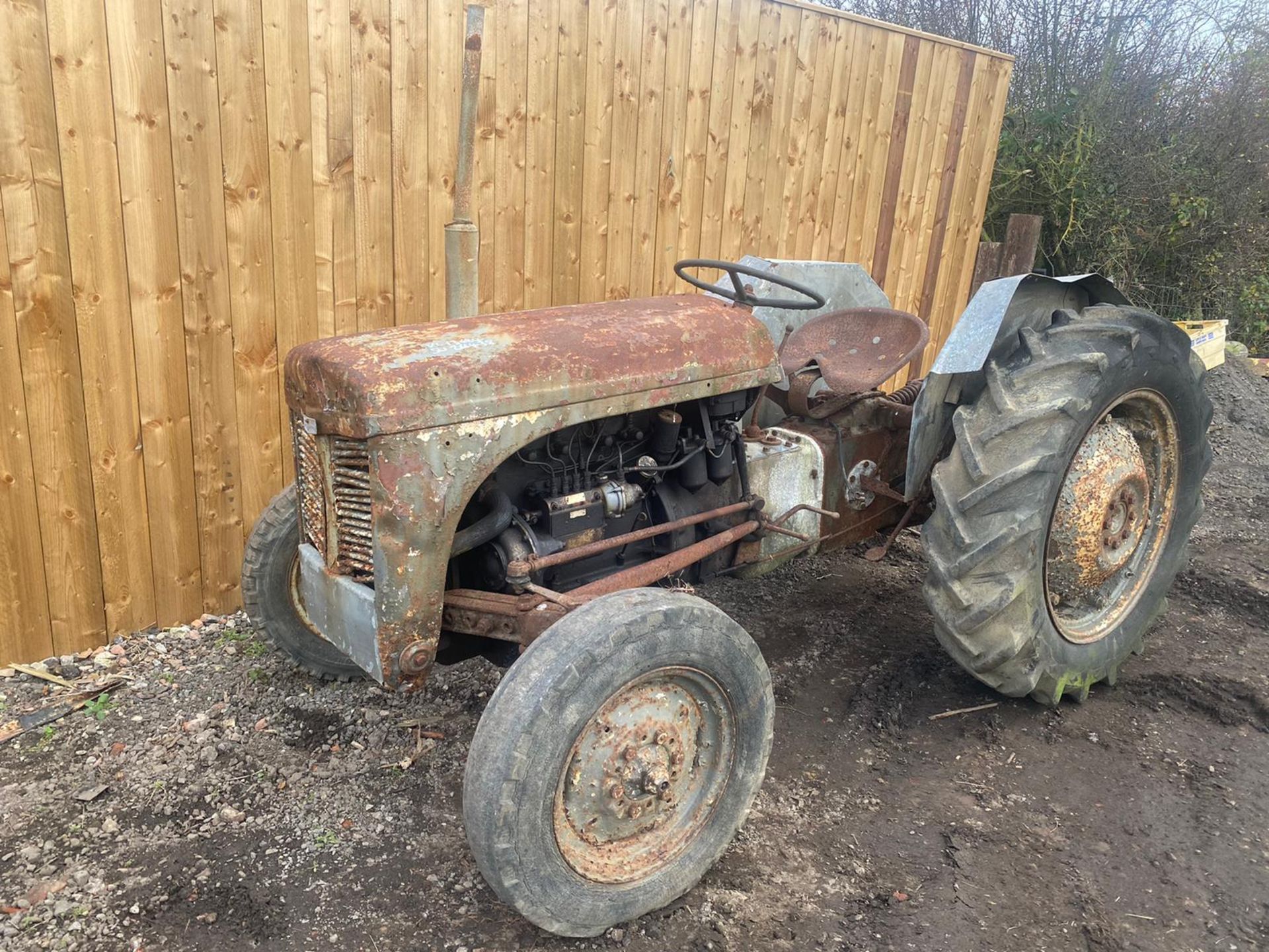 FERGUSON T20 DIESEL TRACTOR, IN NEED OF FULL RESTORATION, LOADING NO PROBLEM *PLUS VAT* - Image 6 of 7