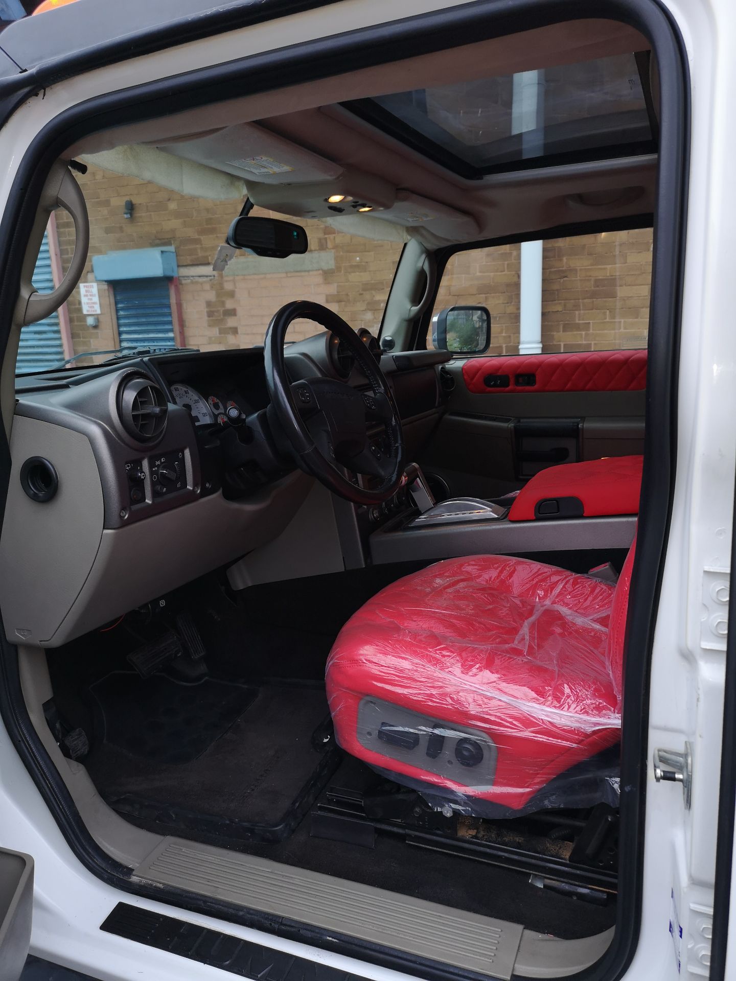 White Hummer H2, 2003 4 x 4 (no vat) SEATS JUST DONE IN RED LEATHER ( NO VAT) - Image 8 of 17
