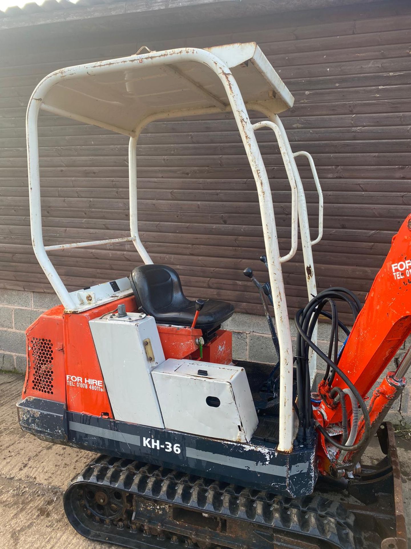 KUBOTA KH-36 MINI DIGGER, CLEAN TIDY MACHINE, HOURS: 3550, STARTS OFF THE KEY RUNS, DRIVES AND DIGS - Image 3 of 8