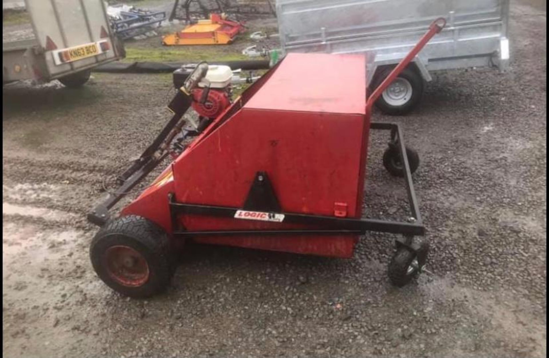 LOGIC TOWBEHIND SWEEPER, RUNS AND WORKS, CLEAN MACHINE, GOOD CONDITION, SUITABLE FOR ATV *NO VAT* - Image 3 of 3