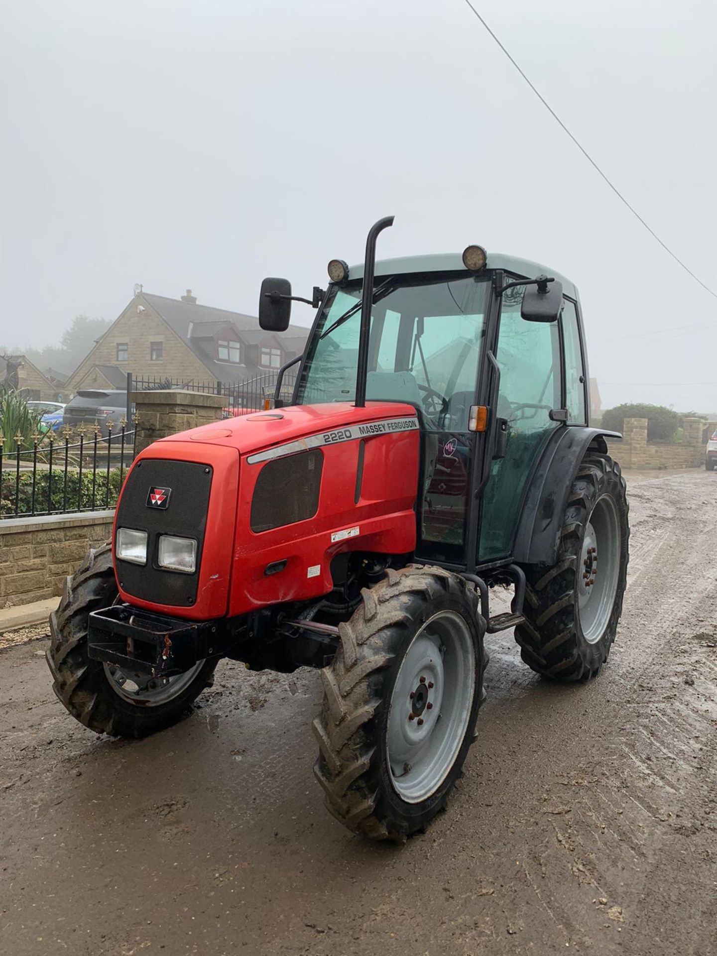 MASSEY FERGUSON 2220 TRACTOR, RUNS AND DRIVES, CLEAN MACHINE, FULLY GLASS CAB, AIR CON *PLUS VAT* - Image 4 of 6