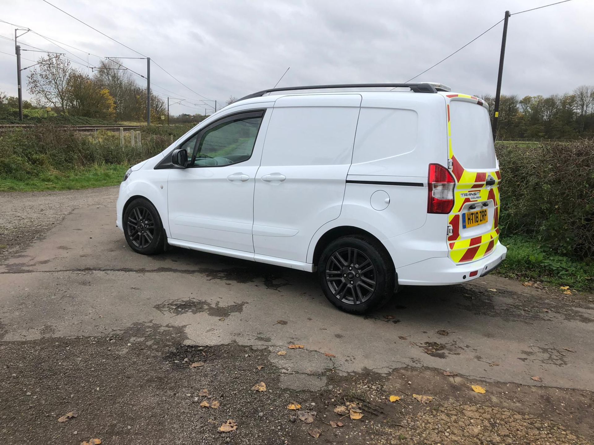 2018/18 REG FORD TRANSIT COURIER TREND TDCI 1.5 DIESEL WHITE VAN, SHOWING 0 FORMER KEEPERS *PLUS VAT - Image 4 of 12