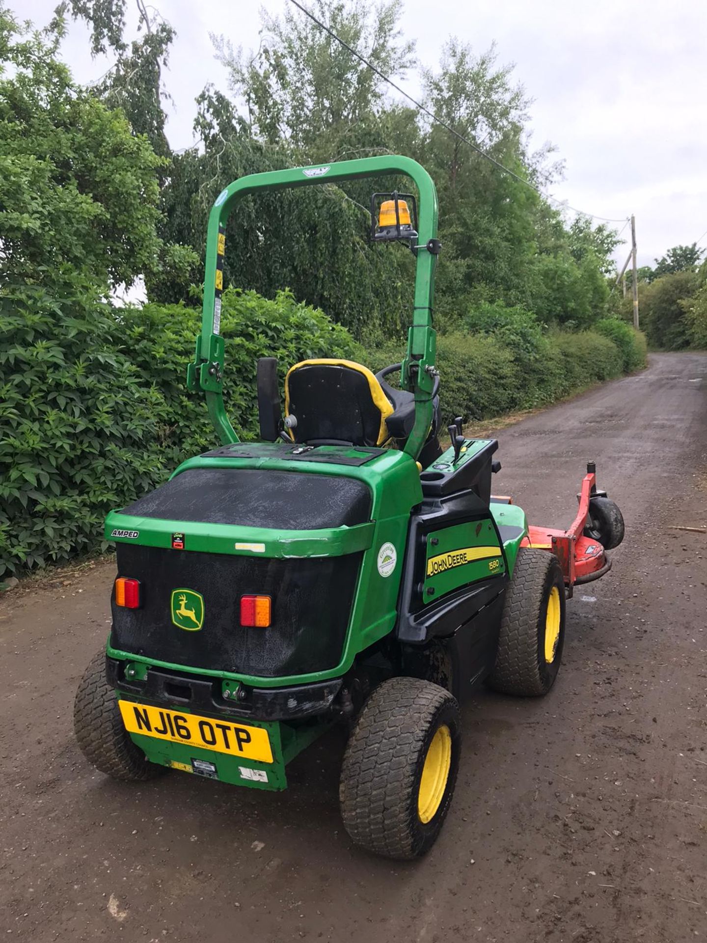 2016 JOHN DEERE 1580 C/W OUTFRONT MOWER DECK, RUNS, DRIVES & CUTS, ROAD REGISTERED - OTP *PLUS VAT* - Image 3 of 4