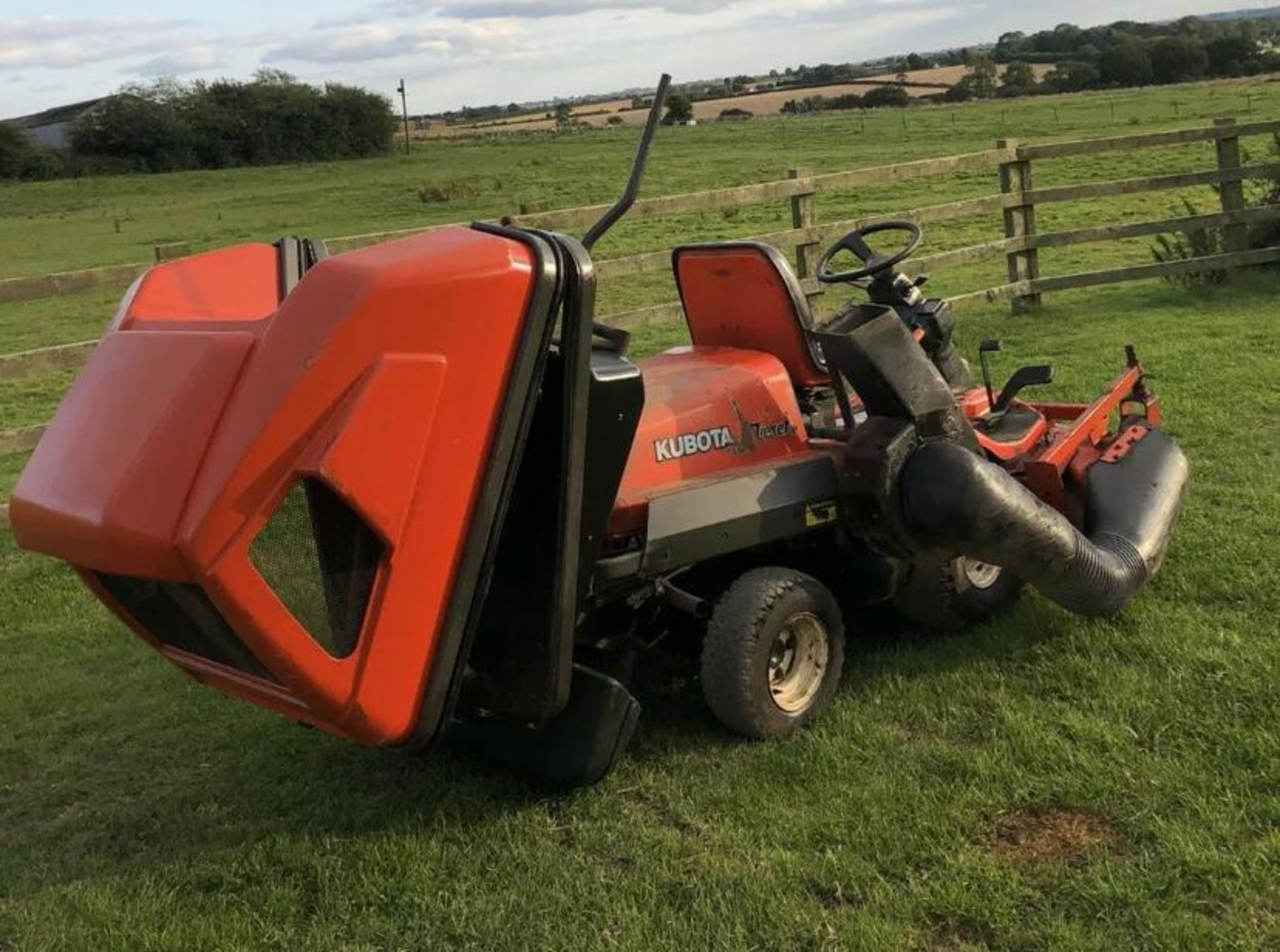 KUBOTA F1900 4WD OUT FRONT RIDE ON LAWN MOWER WITH COLLECTOR, RUNS, DRIVES AND CUTS *NO VAT* - Image 4 of 4