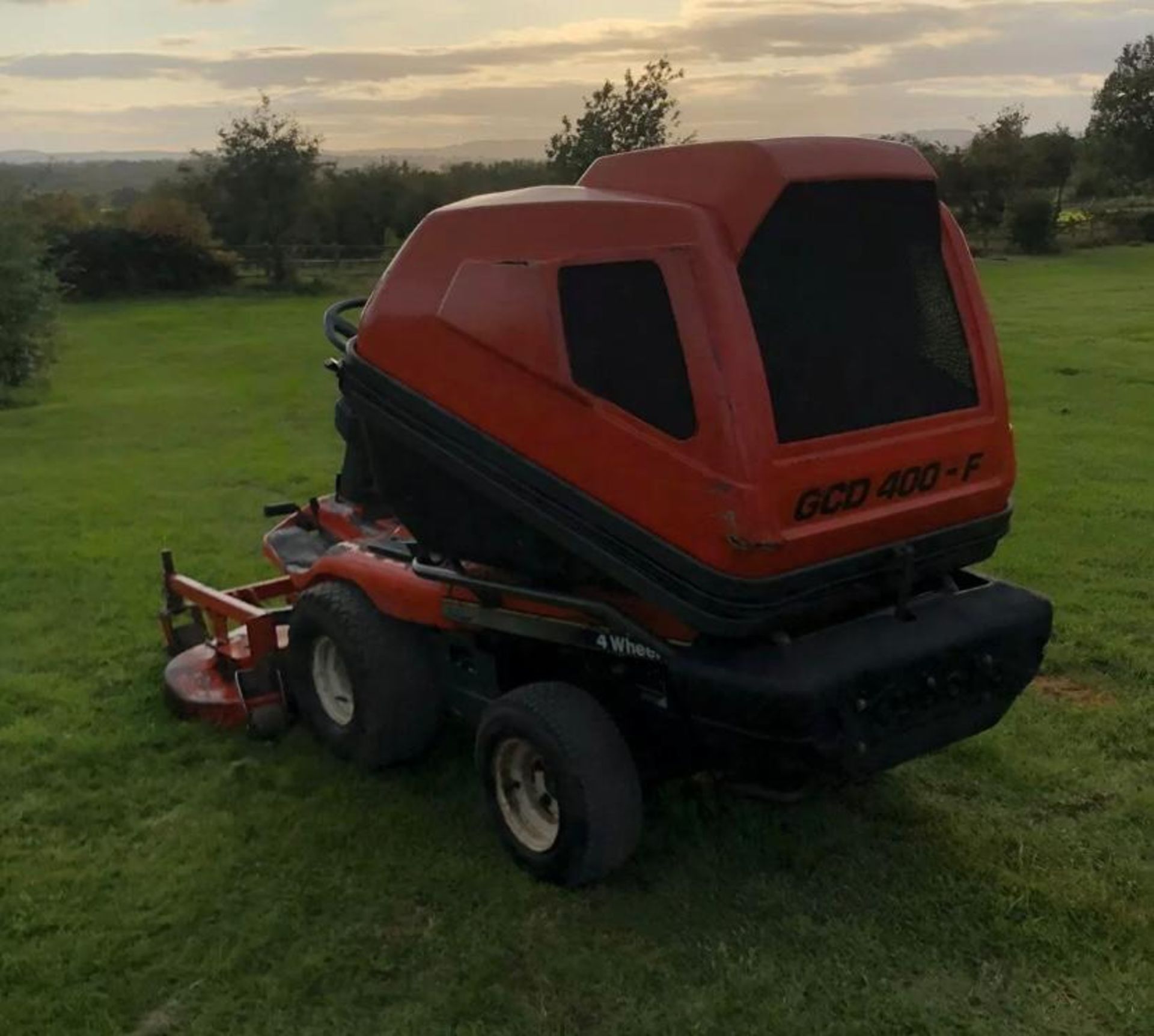 KUBOTA F1900 4WD OUT FRONT RIDE ON LAWN MOWER WITH COLLECTOR, RUNS, DRIVES AND CUTS *NO VAT* - Image 3 of 4