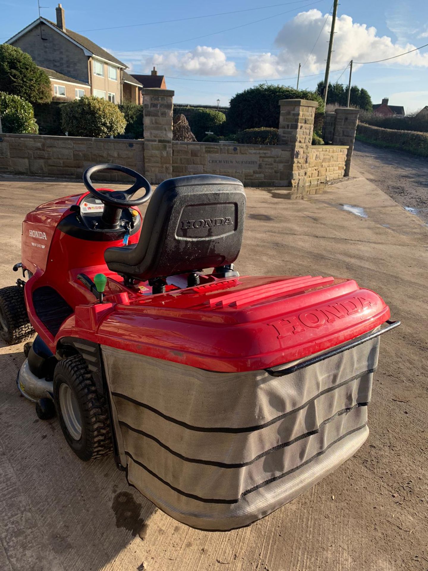 HONDA HF2417 RIDE ON MOWER, RUNS, DRIVES AND CUTS, CLEAN MACHINE, MULCH OR COLLECT OPTION *NO VAT* - Image 5 of 6